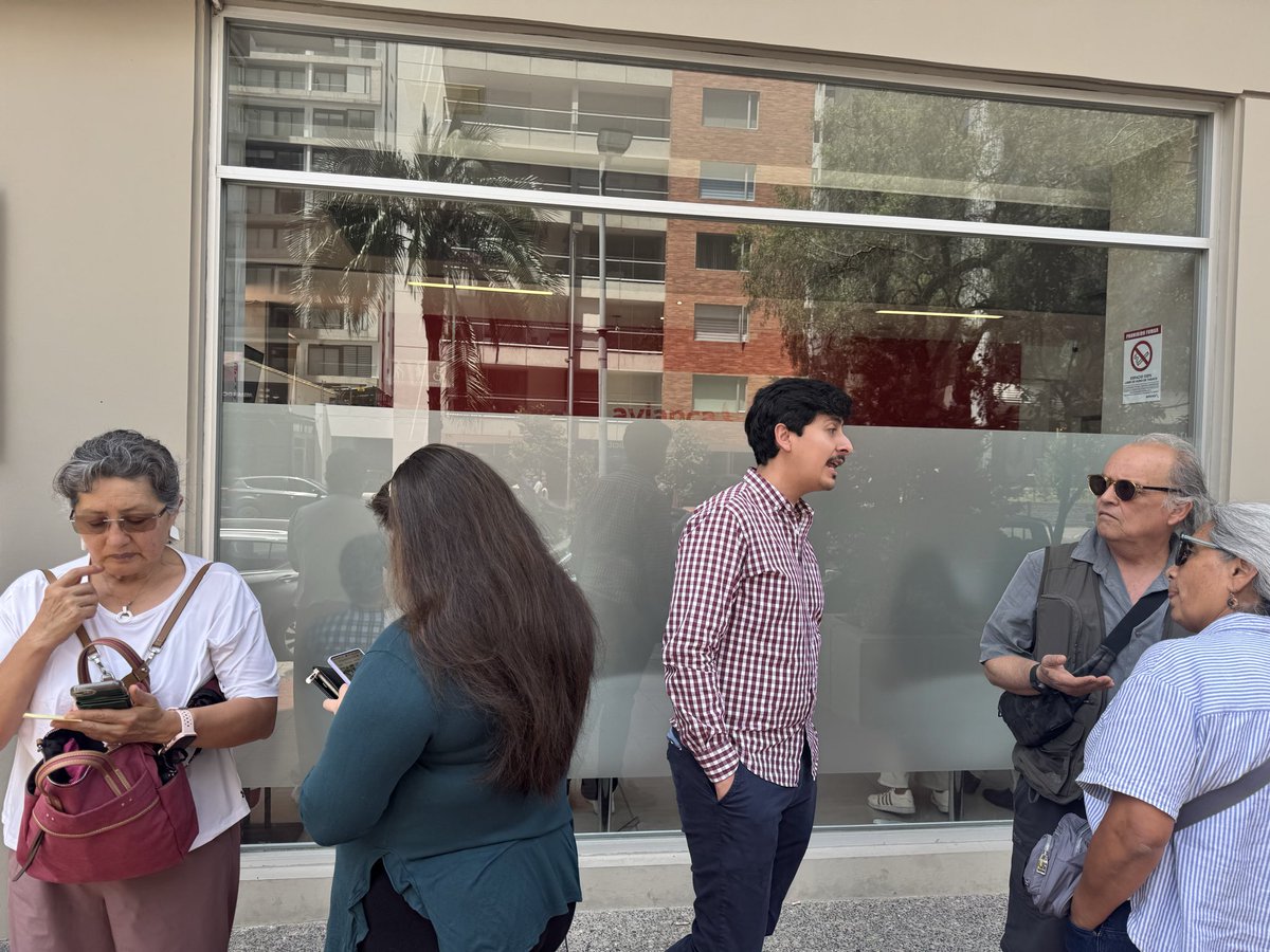 jlogroniv's tweet photo. Pésima atención de #AviancaEcuador en su punto de venta de la República del Salvador, tienen una ventanilla para atención preferencial para personas de la tercera edad que no funciona, a clientes de esta condición les hacen realizar fila de atención normal @avianca https://t.co/aVq8S673xl