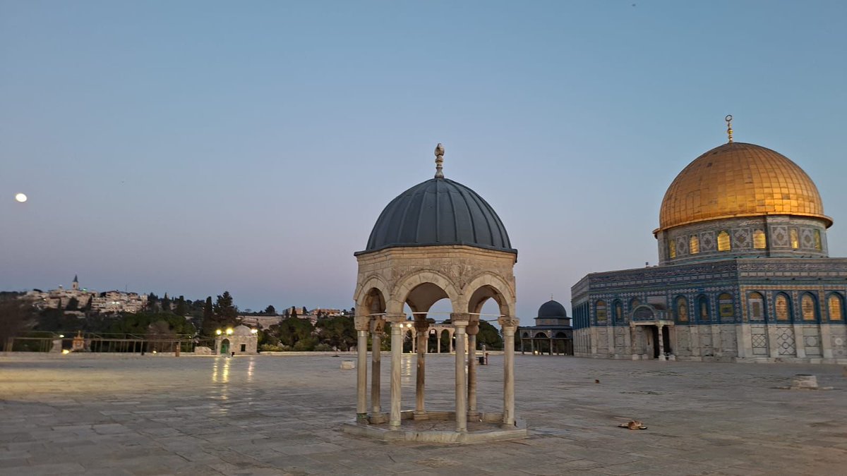 هكذا كان #المسجد_الأقصى اليوم بعد غروب شمس الثاني عشر من #رمضان، لا صلاة ولا مصلين، لا أذكار ولا إفطارات ولا ضحكات أطفال، وحيداً معزولاً بقرار صهيوني لليوم الثالث على التوالي… فإذا كان عزله في رمضان ممكناً فعزله في كل الأوقات ممكن، فحتى متى يترك هكذا؟