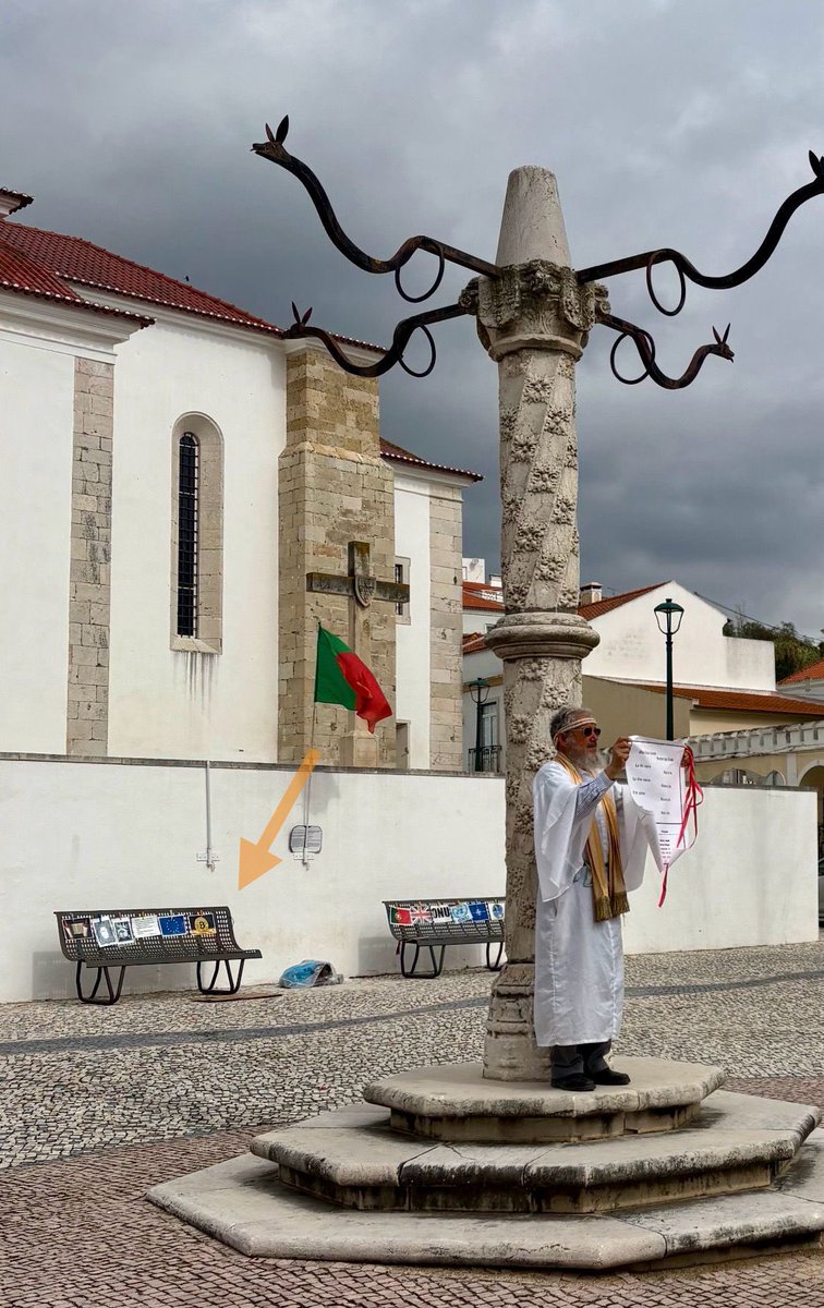 Btc_Ancap's tweet photo. questa è comica: un amico sta facendo il cammino di santiago e mi manda queste foto quando ad un certo punto incontra un invasato vestito da Gesù sul sagrato di una chiesa intendo a  lanciare anatemi contro tre temi: islam, unione europea e bitcoin 😂 https://t.co/HIHQ8imqw2
