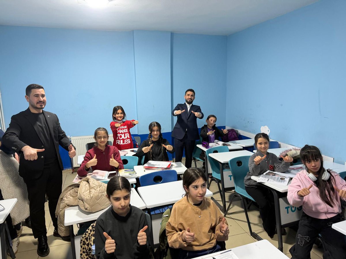 ibrahim_besinci's tweet photo. 📍Bismil 

Bizim meselemiz gençlik, rotamız gelecek! 🚀

Diyarbakır Bismil İlçe Temsilciliğimizi ziyaret ederek kıymetli çalışma arkadaşlarımızla bir araya geldik. https://t.co/6mpPevDFpW