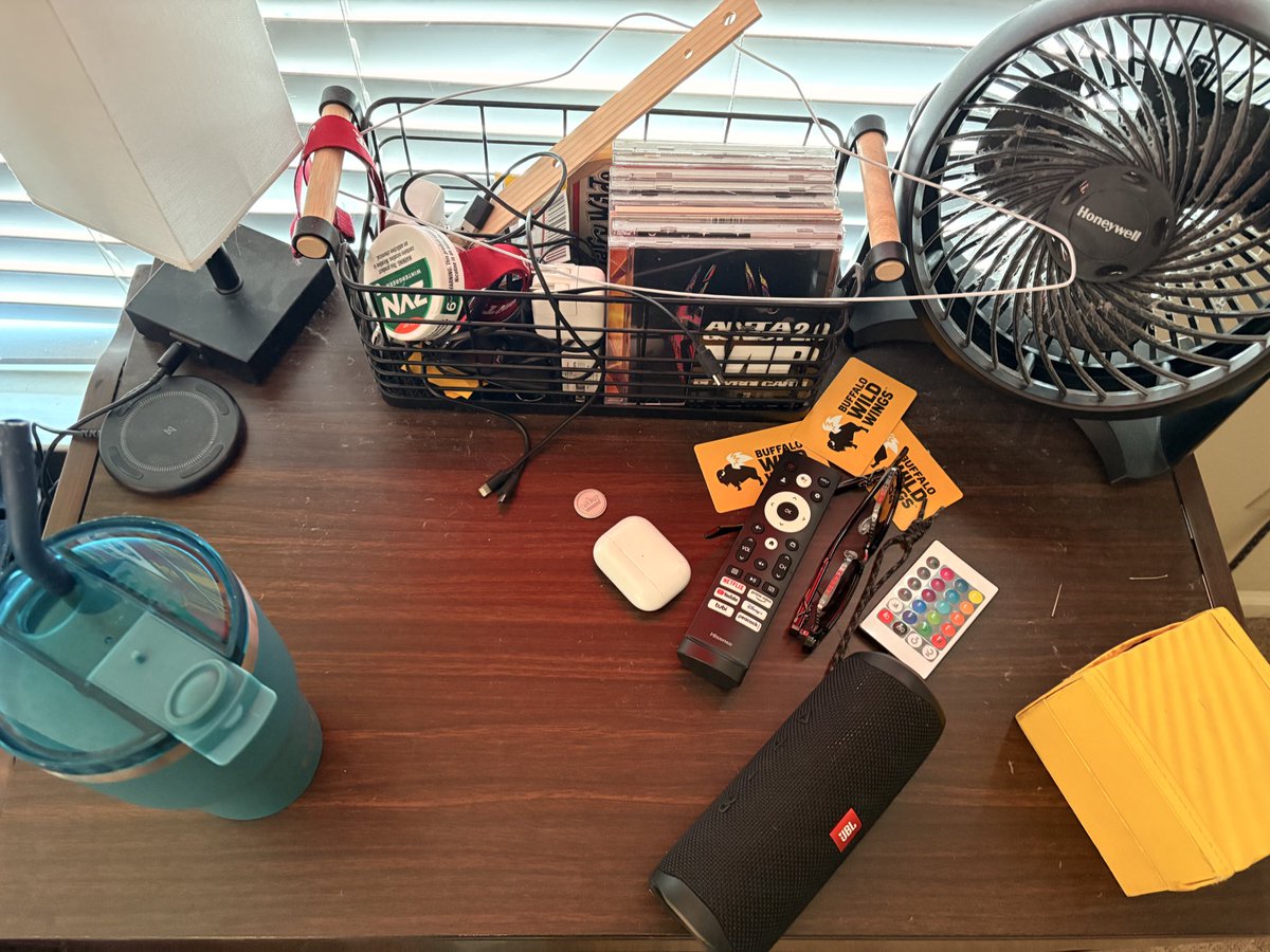 TheJerryRMander's tweet image. 300 follower nightstand dox special #backtothebasics