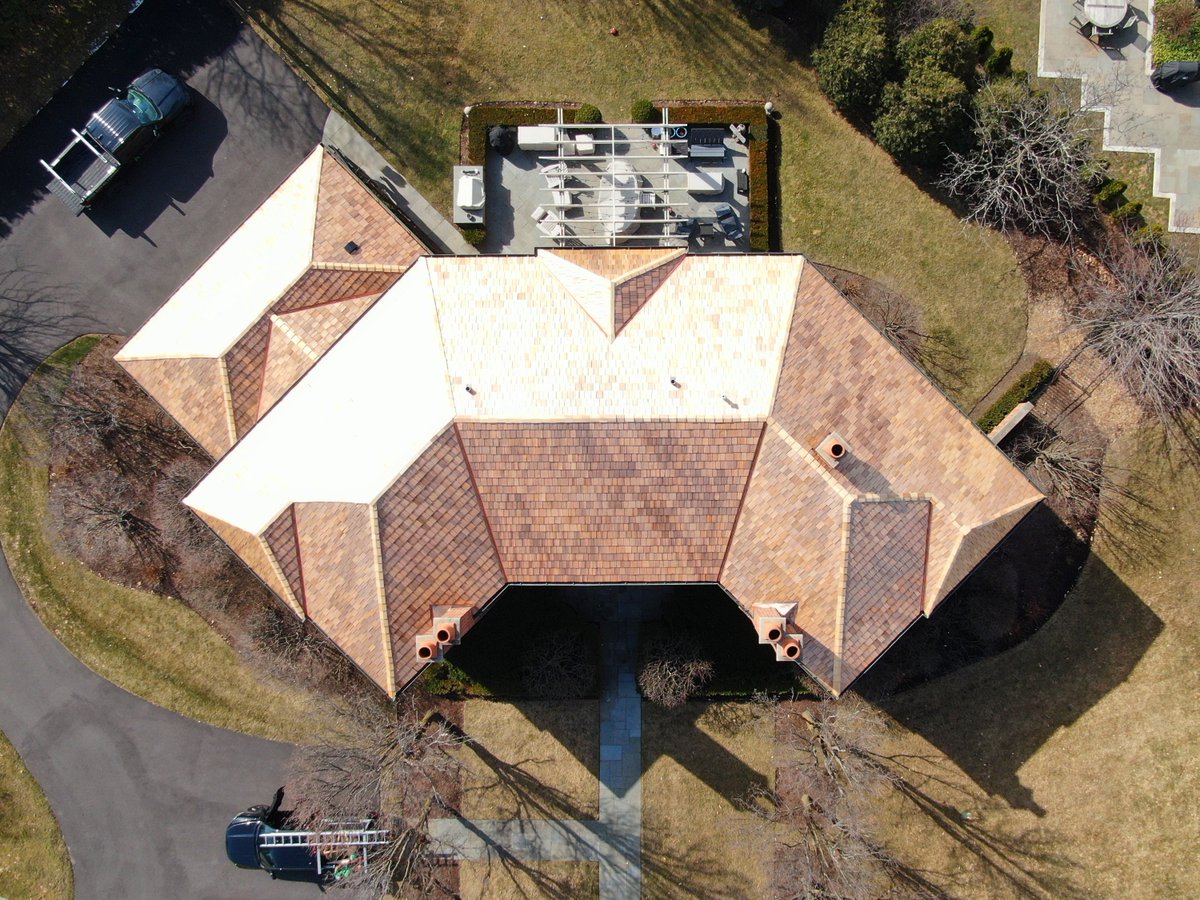 ShakeGuys's tweet photo. Shake Guys installed a premium Cedar Shake Roofing System on this stunning Lake Forest residence, featuring 3/4” Heavy Handsplit Shakes and Copper Flashing. 🏠😍

#ShakeGuys #roofing #roofingsystem #CedarShake #cedarshakeroof #newroofinstallation #newroofing https://t.co/jninK2Aacs