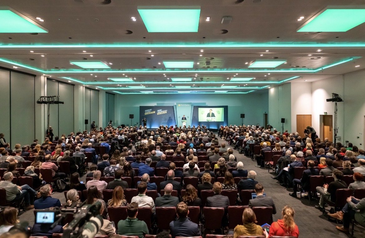 🥀A government on the way out.

vs

🏴󠁧󠁢󠁷󠁬󠁳󠁿A government in waiting.

It’s time for change in May. <a href="/Plaid_Cymru/">Plaid Cymru 🏴󠁧󠁢󠁷󠁬󠁳󠁿</a>