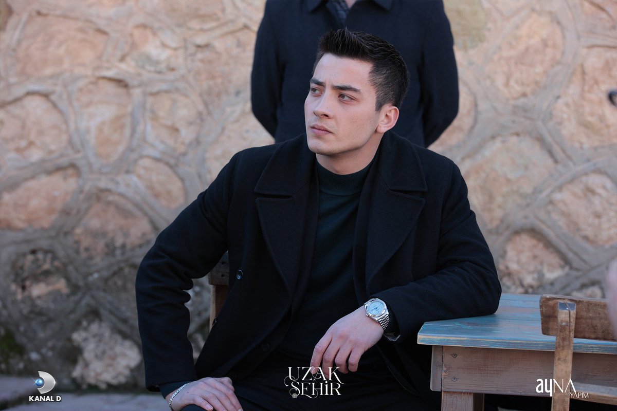بوستر مسلسل المدينة البعيدة التركي