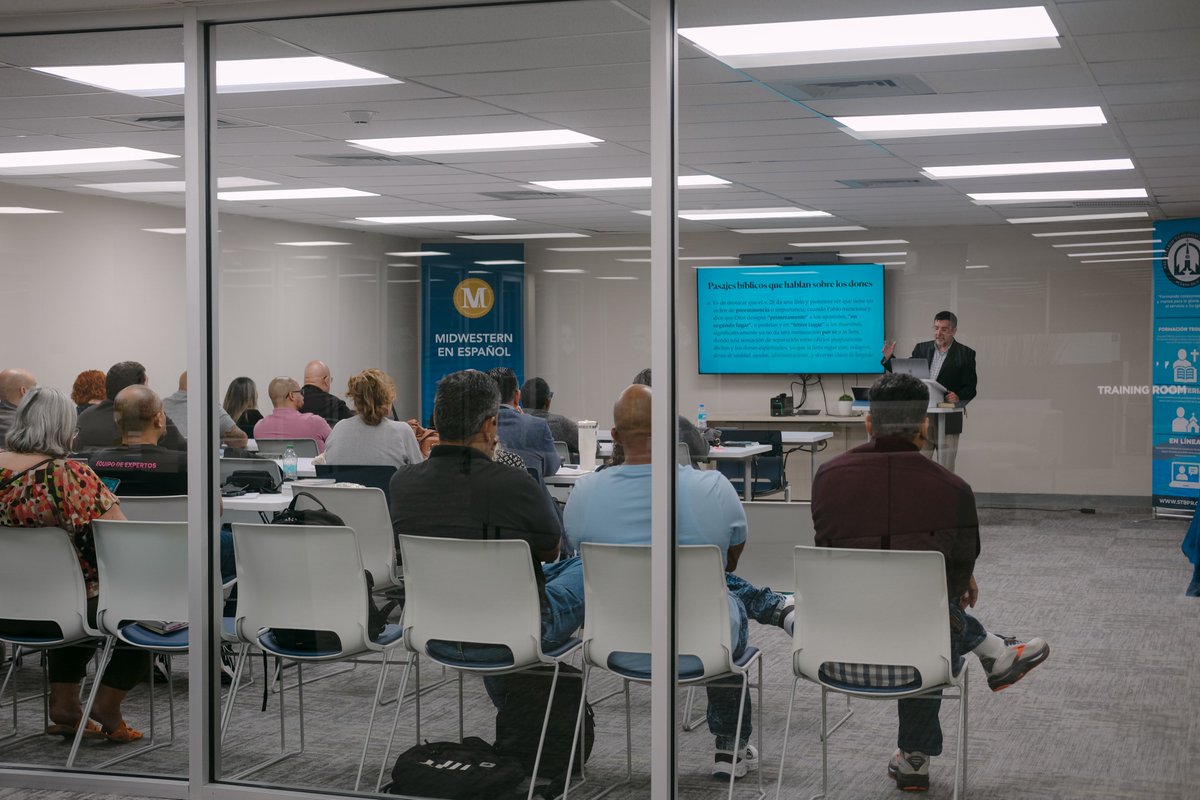 EspanolMBTS's tweet photo. El viernes, en las oficinas de SEND Puerto Rico, el Dr. Achucarro,  como parte de las conferencias regionales "Para la Iglesia" dictó dos sesiones, el sábado participó en la Reunión Anual de la SBC de Puerto Rico, y el domingo predicó en la Iglesia Bautista Sin Paredes. https://t.co/2Io8DvQ0lf