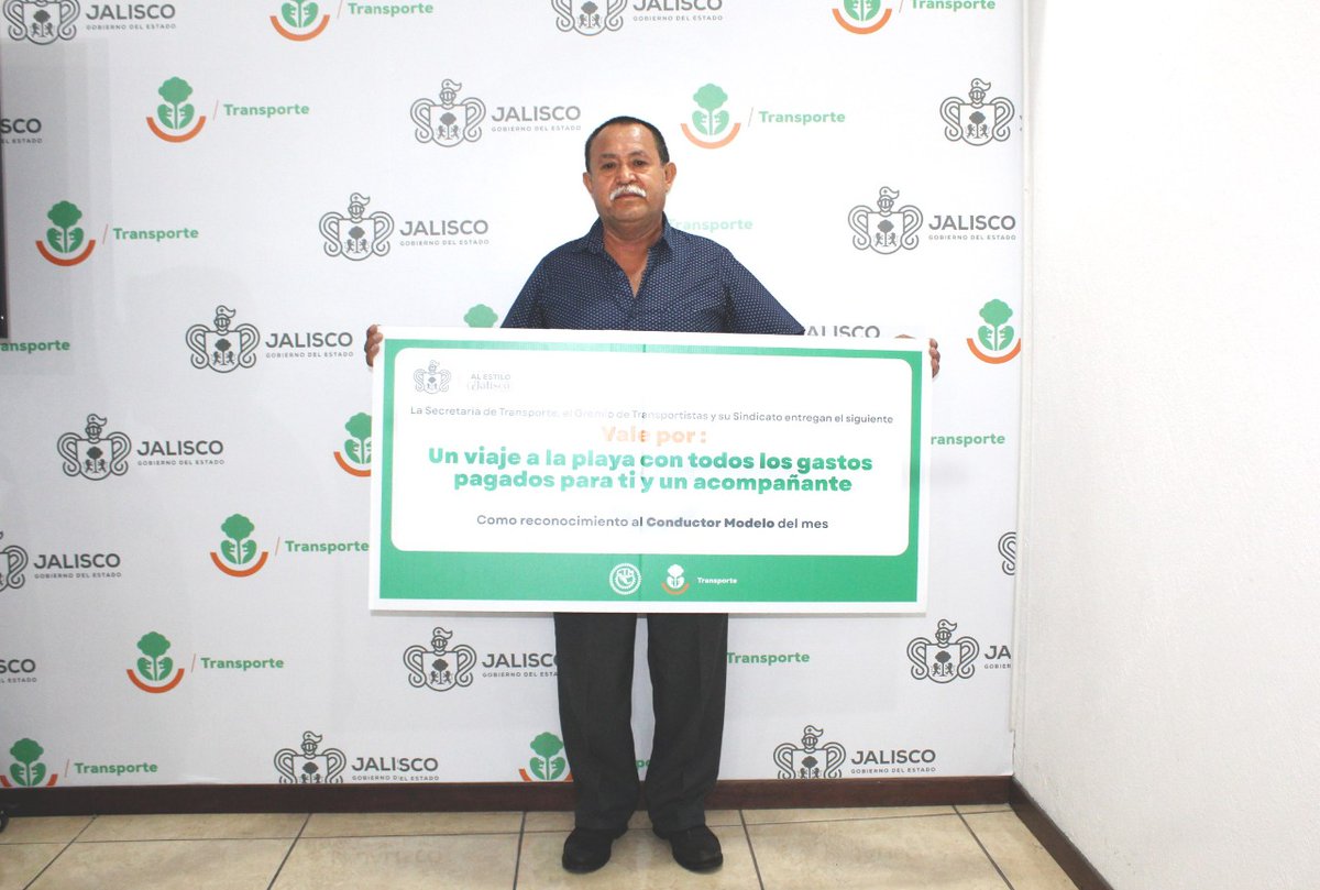 TransporteJal's tweet photo. ¡Enhorabuena! Con 25 años de experiencia, se reconoció como #ConductorModelo de enero a Porfirio Sánchez Anda, operador de transporte público de Tepatitlán.

🏅Distinguido por su trato respetuoso con todos los usuarios, en especial con adultos mayores y personas con discapacidad. https://t.co/XqCVVgWS5h