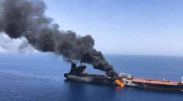 Abdullahs1111's tweet photo. هل يمكن لحادثة ناقلة نفط واحدة أن تربك سوق التأمين والطاقة في الخليج؟

تداولت تقارير خبر استهداف ناقلة صغيرة في بحر عُمان، مع اندلاع حريق على متنها.
��لناقلة – وفق بيانات ملاحية – كانت تنقل منتجات نفطية إيرانية منخفضة السعر أو بالاصح مهربة.

من حيث الحجم، الحدث محدود.
لكن في أسواق الطاقة، الأثر لا يُقاس بالحجم… بل بإدراك المخاطر.

النفط لا يتحرك بسبب “الحدث” فقط،
بل بسبب “احتمال تكراره”.

شركات التأمين البحري لا تنتظر إغلاقًا فعليًا للمضائق.
هي تسعّر المخاطر فورًا عند تصاعد التوترات الجيوسياسية.

ارتفاع تقييم المخاطر يساوي : 
 ارتفاع أقساط التأمين
 ارتفاع تكلفة الشحن
إعادة تسعير البرميل في الأسواق العالمية

وفي لحظات القلق هذه، تتحرك المنافسة بسرعة.
أي مخاوف تتعلق باستمرارية الإمدادات في الخليج تمنح منتجين خارج المنطقة — خصوصًا في الولايات المتحدة — فرصة لتع��يز عقودهم طويلة الأجل مع آسيا وأوروبا.

الأسواق أحيانًا تسعّر الاحتمال… قبل أن تسعّر الواقع.