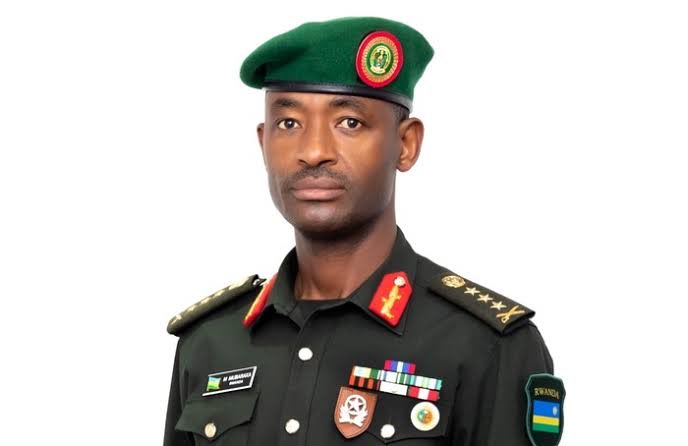 Ikiriho's tweet photo. Qui sont les responsables rwandais sanctionnés par les États-Unis ?

Le 2 mars 2026, le Département du Trésor américain a annoncé des sanctions ciblées contre la Rwanda Defence Force (RDF) 
@RwandaMoD ainsi que contre quatre hauts responsables militaires rwandais, accusés de soutenir activement le mouvement armé M23 en République démocratique du Congo (RDC).

En visant ces officiers supérieurs, Washington cible directement le sommet de la hiérarchie militaire opérationnelle rwandaise.

Général Mubarakh Muganga

Chef d’état-major général des armées rwandaises (Chief of Defence Staff), le Général Mubarakh Muganga est le plus haut responsable militaire opérationnel de la RDF. Avant sa nomination en juin 2023, il occupait le poste de chef d’état-major des forces terrestres. Selon le Trésor américain, il aurait joué un rôle clé dans la planification et la conduite des opérations à l’est de la RDC.

Général Vincent Nyakarundi

Chef d’état-major des forces terrestres de la RDF (Army Chief of Staff), le Général Vincent Nyakarundi dirige les unités terrestres engagées sur les théâtres d’opérations. Il est présenté par Washington comme un acteur central dans la coordination militaire en appui au M23.

Major Général Ruki Karusisi

Le Major Général Ruki Karusisi commande la 5ᵉ division d’infanterie de la RDF. Il a précédemment occupé les fonctions de commandant des forces spéciales. Les autorités américaines estiment qu’il a supervisé des opérations militaires liées au soutien au M23.

Général Stanislas Gashugi

Nommé commandant des forces spéciales en mars 2025, le Général Stanislas Gashugi est accusé d’avoir poursuivi et renforcé les opérations spéciales associées au soutien militaire au M23.

En plus de ces quatre officiers, la Rwanda Defence Force elle-même est sanctionnée en tant qu’entité. Les mesures comprennent le gel des avoirs sous juridiction américaine et l’interdiction de toute transaction impliquant des personnes ou entreprises américaines.

En ciblant ces profils, Washington envoie un signal clair : la pression vise les décideurs militaires de haut niveau considérés comme responsables de la conduite des opérations en RDC.

#Rwanda
#RDC
#GrandsLacs
#Diplomatie
#Sanctions
#WashingtonAccords
#SécuritéRégionale
#Géopolitique
#RDF
#M23
#SécuritéInternationale
#ConflitRDC
#StabilitéRégionale
#Défense
#ForcesArmées