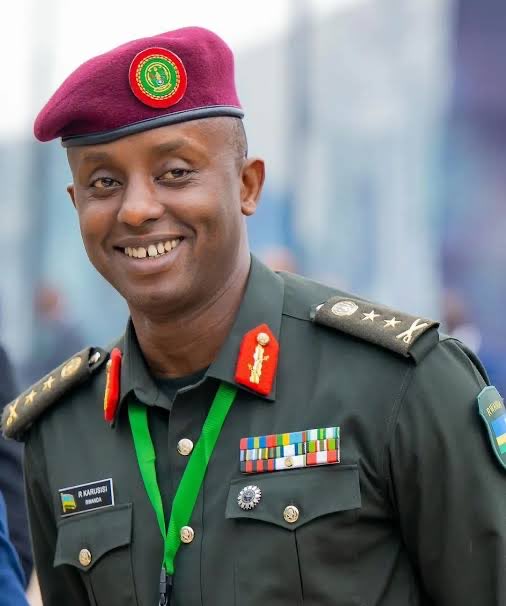 Ikiriho's tweet photo. Qui sont les responsables rwandais sanctionnés par les États-Unis ?

Le 2 mars 2026, le Département du Trésor américain a annoncé des sanctions ciblées contre la Rwanda Defence Force (RDF) 
@RwandaMoD ainsi que contre quatre hauts responsables militaires rwandais, accusés de soutenir activement le mouvement armé M23 en République démocratique du Congo (RDC).

En visant ces officiers supérieurs, Washington cible directement le sommet de la hiérarchie militaire opérationnelle rwandaise.

Général Mubarakh Muganga

Chef d’état-major général des armées rwandaises (Chief of Defence Staff), le Général Mubarakh Muganga est le plus haut responsable militaire opérationnel de la RDF. Avant sa nomination en juin 2023, il occupait le poste de chef d’état-major des forces terrestres. Selon le Trésor américain, il aurait joué un rôle clé dans la planification et la conduite des opérations à l’est de la RDC.

Général Vincent Nyakarundi

Chef d’état-major des forces terrestres de la RDF (Army Chief of Staff), le Général Vincent Nyakarundi dirige les unités terrestres engagées sur les théâtres d’opérations. Il est présenté par Washington comme un acteur central dans la coordination militaire en appui au M23.

Major Général Ruki Karusisi

Le Major Général Ruki Karusisi commande la 5ᵉ division d’infanterie de la RDF. Il a précédemment occupé les fonctions de commandant des forces spéciales. Les autorités américaines estiment qu’il a supervisé des opérations militaires liées au soutien au M23.

Général Stanislas Gashugi

Nommé commandant des forces spéciales en mars 2025, le Général Stanislas Gashugi est accusé d’avoir poursuivi et renforcé les opérations spéciales associées au soutien militaire au M23.

En plus de ces quatre officiers, la Rwanda Defence Force elle-même est sanctionnée en tant qu’entité. Les mesures comprennent le gel des avoirs sous juridiction américaine et l’interdiction de toute transaction impliquant des personnes ou entreprises américaines.

En ciblant ces profils, Washington envoie un signal clair : la pression vise les décideurs militaires de haut niveau considérés comme responsables de la conduite des opérations en RDC.

#Rwanda
#RDC
#GrandsLacs
#Diplomatie
#Sanctions
#WashingtonAccords
#SécuritéRégionale
#Géopolitique
#RDF
#M23
#SécuritéInternationale
#ConflitRDC
#StabilitéRégionale
#Défense
#ForcesArmées