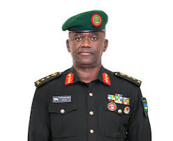 Ikiriho's tweet photo. Qui sont les responsables rwandais sanctionnés par les États-Unis ?

Le 2 mars 2026, le Département du Trésor américain a annoncé des sanctions ciblées contre la Rwanda Defence Force (RDF) 
@RwandaMoD ainsi que contre quatre hauts responsables militaires rwandais, accusés de soutenir activement le mouvement armé M23 en République démocratique du Congo (RDC).

En visant ces officiers supérieurs, Washington cible directement le sommet de la hiérarchie militaire opérationnelle rwandaise.

Général Mubarakh Muganga

Chef d’état-major général des armées rwandaises (Chief of Defence Staff), le Général Mubarakh Muganga est le plus haut responsable militaire opérationnel de la RDF. Avant sa nomination en juin 2023, il occupait le poste de chef d’état-major des forces terrestres. Selon le Trésor américain, il aurait joué un rôle clé dans la planification et la conduite des opérations à l’est de la RDC.

Général Vincent Nyakarundi

Chef d’état-major des forces terrestres de la RDF (Army Chief of Staff), le Général Vincent Nyakarundi dirige les unités terrestres engagées sur les théâtres d’opérations. Il est présenté par Washington comme un acteur central dans la coordination militaire en appui au M23.

Major Général Ruki Karusisi

Le Major Général Ruki Karusisi commande la 5ᵉ division d’infanterie de la RDF. Il a précédemment occupé les fonctions de commandant des forces spéciales. Les autorités américaines estiment qu’il a supervisé des opérations militaires liées au soutien au M23.

Général Stanislas Gashugi

Nommé commandant des forces spéciales en mars 2025, le Général Stanislas Gashugi est accusé d’avoir poursuivi et renforcé les opérations spéciales associées au soutien militaire au M23.

En plus de ces quatre officiers, la Rwanda Defence Force elle-même est sanctionnée en tant qu’entité. Les mesures comprennent le gel des avoirs sous juridiction américaine et l’interdiction de toute transaction impliquant des personnes ou entreprises américaines.

En ciblant ces profils, Washington envoie un signal clair : la pression vise les décideurs militaires de haut niveau considérés comme responsables de la conduite des opérations en RDC.

#Rwanda
#RDC
#GrandsLacs
#Diplomatie
#Sanctions
#WashingtonAccords
#SécuritéRégionale
#Géopolitique
#RDF
#M23
#SécuritéInternationale
#ConflitRDC
#StabilitéRégionale
#Défense
#ForcesArmées