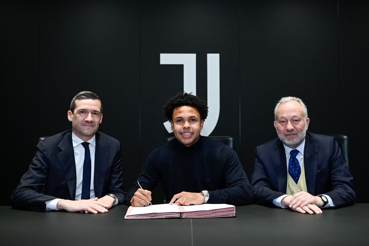 JuventusMiamiFL's tweet photo. 🚨⚪️⚫️ OFICIAL: Weston McKennie RENUEVA hasta 2030

Después de 6 años en la #Juventus blinda a uno de sus futbolistas más versátiles y competitivos.

📊 220 partidos
⚽️ 26 goles
🎯 26 asistencias

Desde su llegada en 2020 procedente del Schalke 04, #McKennie se transformó en pieza clave. Superó los 200 partidos ante Udinese en #CoppaItalia y en las últimas semanas incluso actuó como delantero.

🧠 Spalletti lo ha utilizado como mediocentro, interior, extremo, lateral… y hasta defensor.
Un comodín táctico total.

La Juve premia rendimiento, carácter y liderazgo silencioso. McKennie 2030. 
Proyecto, continuidad y confianza.

https://t.co/7fAb8ZX16q 📰
#JuventusMiami #CalcioHEAT