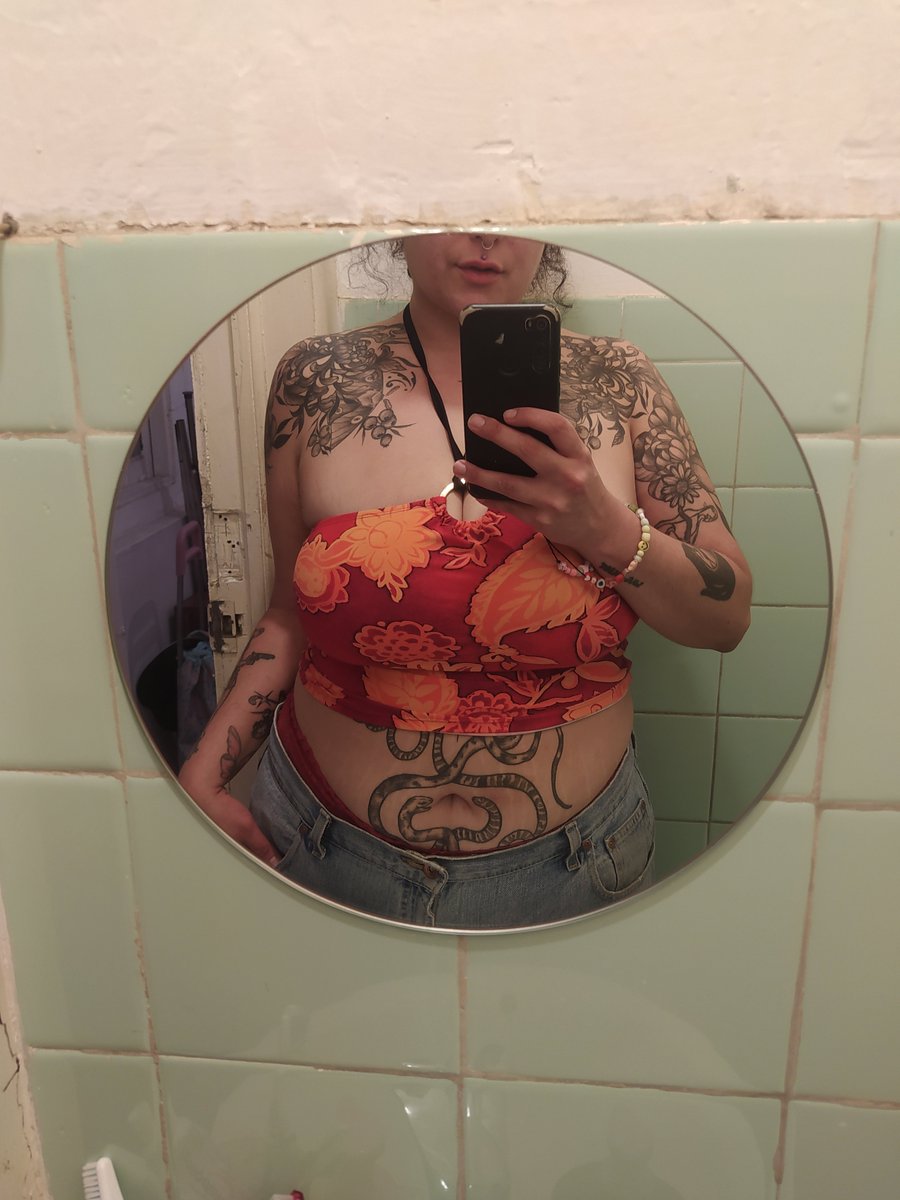 abrilnomas's tweet photo. The person  that lived here before I did was much shorter so now my mirror selfies look like this #fatfem https://t.co/JAcVCnIKHA