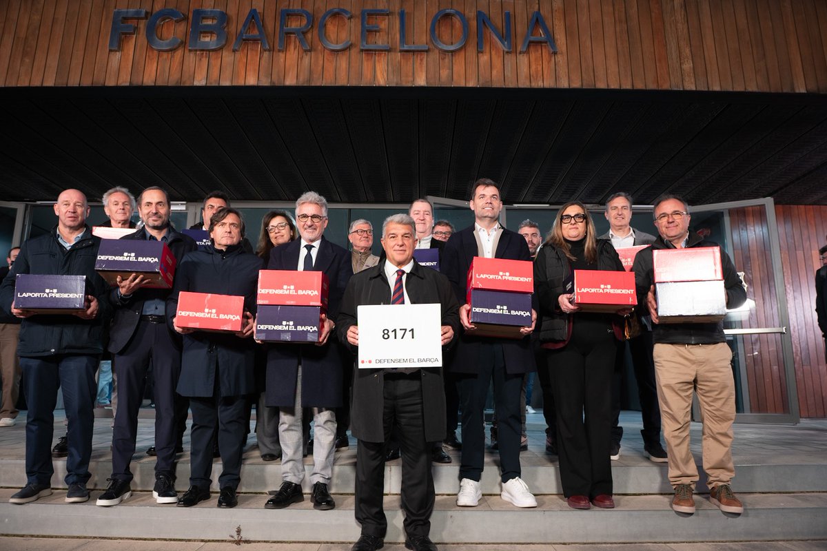 defensemelbarca's tweet photo. Gràcies a cadascun dels 8.171 socis i sòcies que heu signat per defensar el Barça fent confiança a @JoanLaportaFCB 👏

Ens heu fet sentir el vostre suport a cada racó de Catalunya i sabíem que el compromís era ferm 💙❤️

Aquest partit tot just ha començat! ⚽️💪

#DefensemElBarça https://t.co/aridGYOu0s