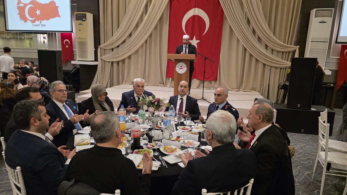 Bnd_Kaymakamlik's tweet photo. Kaymakamımız @engin_aksakal, Kaymakamlığımız ev sahipliğinde düzenlenen iftar yemeğinde şehit yakınları ve gazilerimizle bir araya gelerek Ramazan ayının bereketini paylaştı.

Tüm şehit ve gazilerimizi, saygı ve minnetle yad ediyoruz. 🇹🇷🇹🇷🇹🇷 https://t.co/22vD8TDo0h