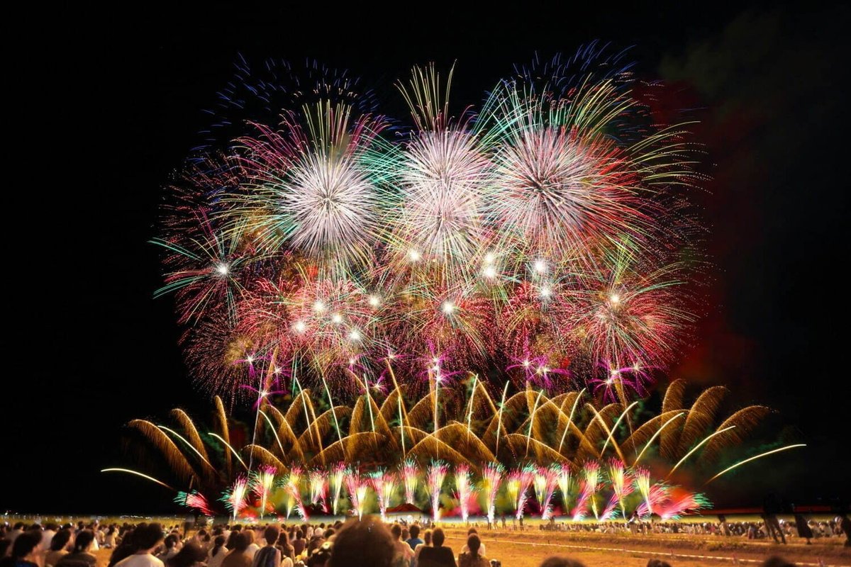 cocorume_event's tweet photo. 【2026年開催47都道府県花火大会一覧】
(日程は一部予定のものがあります)
ここにはないあなたのオススメの花火大会があったらコメントで教えて下さい✨

【関東】
5月30日(土)：足立の花火（東京都）
7月10日(金)：鎌倉花火大会（神奈川県）
7月21日(火)：葛飾納涼花火大会（東京都）
7月25日(土)：隅田川花火大会（東京都）
7月25日(土)：さいたま市花火大会（埼玉県）
7月26日(日)：小山の花火（栃木県）
8月1日(土)：足利花火大会（栃木県）
8月1日(土)：あげお花火大会（埼玉県）
8月1日(土)：幕張ビー���花火フェスタ2026（千葉県）
8月1日(土)：手賀沼花火大会（千葉県）
8月1日(土)：江戸川区花火大会（東京都）
8月1日(土)：あつぎ鮎まつり大花火大会（神奈川県）
8月3日(月)：みなとみらいスマートフェスティバル 2026（神奈川県）
8月8日(土)：うつのみや花火大会（栃木県）
8月8日(土)：前橋花火大会（群馬県）
8月8日(土)：熊谷花火大会（埼玉県）
8月15日(土)：木更津港まつり 特大花火大会（千葉県）
8月22日(土)：高崎まつり大花火大会（群馬県）
9月19日(土)：利��川大花火大会（茨城県）
10月17日(土)：ちくせい花火大会（茨城県）
10月17日(土)：多摩川花火大会（神奈川県）
10月24日(土)：東京湾大華火祭（東京都）
11月7日(土)：土浦全国花火競技大会（茨城県）
12月3日(木)：秩父夜祭 大戸瀬の打上げ（埼玉県）

【北海道・東北】
7月25日(土)：ふくしま花火大会（福島県）
7月31日(金)：道新・UHB花火大会（北海道）
8月1日(土)：函館港まつり 舟漕ぎ行事・花火大会（北海道）
8月5日(水)：仙台七夕花火祭（宮城県）
8月7日(金)：青森ねぶた祭協賛 青森花火大会（青森県）
8月13日(木)：勝毎花火大会（北海道）
8月16日(日)：盛岡舟っこ流し（岩手県）
8月29日(土)：全国花火競技大会「大曲の花火」（秋田県）
9月12日(土)：酒田の花火 2026（山形県）

【中部・北陸】
4月26日(日)：熱海海上花火大会（静岡県）
7��20日(月祝)：海の日名古屋みなと祭（愛知県）
7月26日(日)：豊田おいでんまつり花火大会（愛知県）
8月1日(土)：北日本新聞納涼花火大会（富山県）
8月1日(土)：北國新聞花火大会 金沢大会（石川県）
8月1日(土)：岡崎城下家康公夏まつり花火大会（愛知県）
8月2日・3日：長岡まつり大花火大会（新潟県）
8月7日(金)：神明の花火大会（山梨県）
8月8日(土)：ぎふ長良川花火大会（岐阜県）
8月15日(土)：諏訪湖祭湖上花火大会（長野県）
8月16日(日)：とうろう流しと大花火大会（福井県）

【近畿】
7月18日(土)：伊勢神宮奉納全国花火大会（三重県）
7月21日(火)：おんぱら祭奉納花火大会（奈良県）
7月25日(土)：桑名水郷花火大会（三重県）
7月25日(土)：津花火大会 2026（三重県）
7月25日(土)：天神祭奉納花火 2026（大阪府）
7月25日(土)：芦屋サマーカーニバル（兵庫県）
8月6日(木)：2026 びわ湖大花火大会（滋賀県）
8月10日(月)：南紀白浜花火フェスタ（和歌山県）
8月11日(火祝)：亀岡平和祭保津川市民花火大会（京都府）
8月16日(日)：宮津燈籠流し花火大会（京都府）
8月16日(日)：紀の川祭（奈良県）
9月20日(��)：姫路みなと祭海上花火大会（兵庫県）
10月17日(土)：なにわ淀川花火大会（大阪府）
10月19日〜23日：みなとHANABI-2026-（兵庫県）

【中国・四国】
8月1日・2日：2026 松江水郷祭湖上花火大会（島根県）
8月2日(日)：松山港まつり・三津浜花火（愛媛県）
8月7日(金)：鳴門市納涼花火大会（徳島県）
8月9日(日)：高知市納涼花火大会（高知県）
8月13日(木)：関門海峡花火大会（山口県）
8月13日(木)：さぬき高松まつり花火大会（香川県）
8月15日(土)：鳥取しゃんしゃん祭花火（鳥取県）
8月15日(土)：福山夏まつり あしだ川花火大会（広島県）
8月22日(土)：おかやま桃太郎まつり（岡山県）

【九州・沖縄】
4月11日(土)：琉球海炎祭（沖縄県）
4月18日(土)：Fukuoka東区花火大会（福岡県）
5月2日(土)：ハウステンボス スペシャル花火（長崎県）
7月26日(日)：べっぷ火の海まつり納涼花火大会（大分県）
8月1日(土)：佐賀城下栄の国まつり花火（佐賀県）
8月1日(土)：みやざき納涼花火大会（宮崎県）
8月5日(水)：筑後川花火大会（福岡県）
8月22日(土)：鹿児島国際競技花火大会（鹿児島県）
10月17日(土)：やつしろ全国花火競技大会（熊本県）
10月24日(土)：くきのうみ花火の祭典（福岡県）