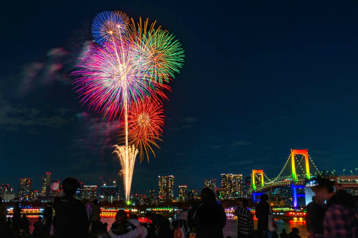 cocorume_event's tweet photo. 【2026年開催47都道府県花火大会一覧】
(日程は一部予定のものがあります)
ここにはないあなたのオススメの花火大会があったらコメントで教えて下さい✨

【関東】
5月30日(土)：足立の花火（東京都）
7月10日(金)：鎌倉花火大会（神奈川県）
7月21日(火)：葛飾納涼花火大会（東京都）
7月25日(土)：隅田川花火大会（東京都）
7月25日(土)：さいたま市花火大会（埼玉県）
7月26日(日)：小山の花火（栃木県）
8月1日(土)：足利花火大会（栃木県）
8月1日(土)：あげお花火大会（埼玉県）
8月1日(土)：幕張ビー���花火フェスタ2026（千葉県）
8月1日(土)：手賀沼花火大会（千葉県）
8月1日(土)：江戸川区花火大会（東京都）
8月1日(土)：あつぎ鮎まつり大花火大会（神奈川県）
8月3日(月)：みなとみらいスマートフェスティバル 2026（神奈川県）
8月8日(土)：うつのみや花火大会（栃木県）
8月8日(土)：前橋花火大会（群馬県）
8月8日(土)：熊谷花火大会（埼玉県）
8月15日(土)：木更津港まつり 特大花火大会（千葉県）
8月22日(土)：高崎まつり大花火大会（群馬県）
9月19日(土)：利��川大花火大会（茨城県）
10月17日(土)：ちくせい花火大会（茨城県）
10月17日(土)：多摩川花火大会（神奈川県）
10月24日(土)：東京湾大華火祭（東京都）
11月7日(土)：土浦全国花火競技大会（茨城県）
12月3日(木)：秩父夜祭 大戸瀬の打上げ（埼玉県）

【北海道・東北】
7月25日(土)：ふくしま花火大会（福島県）
7月31日(金)：道新・UHB花火大会（北海道）
8月1日(土)：函館港まつり 舟漕ぎ行事・花火大会（北海道）
8月5日(水)：仙台七夕花火祭（宮城県）
8月7日(金)：青森ねぶた祭協賛 青森花火大会（青森県）
8月13日(木)：勝毎花火大会（北海道）
8月16日(日)：盛岡舟っこ流し（岩手県）
8月29日(土)：全国花火競技大会「大曲の花火」（秋田県）
9月12日(土)：酒田の花火 2026（山形県）

【中部・北陸】
4月26日(日)：熱海海上花火大会（静岡県）
7��20日(月祝)：海の日名古屋みなと祭（愛知県）
7月26日(日)：豊田おいでんまつり花火大会（愛知県）
8月1日(土)：北日本新聞納涼花火大会（富山県）
8月1日(土)：北國新聞花火大会 金沢大会（石川県）
8月1日(土)：岡崎城下家康公夏まつり花火大会（愛知県）
8月2日・3日：長岡まつり大花火大会（新潟県）
8月7日(金)：神明の花火大会（山梨県）
8月8日(土)：ぎふ長良川花火大会（岐阜県）
8月15日(土)：諏訪湖祭湖上花火大会（長野県）
8月16日(日)：とうろう流しと大花火大会（福井県）

【近畿】
7月18日(土)：伊勢神宮奉納全国花火大会（三重県）
7月21日(火)：おんぱら祭奉納花火大会（奈良県）
7月25日(土)：桑名水郷花火大会（三重県）
7月25日(土)：津花火大会 2026（三重県）
7月25日(土)：天神祭奉納花火 2026（大阪府）
7月25日(土)：芦屋サマーカーニバル（兵庫県）
8月6日(木)：2026 びわ湖大花火大会（滋賀県）
8月10日(月)：南紀白浜花火フェスタ（和歌山県）
8月11日(火祝)：亀岡平和祭保津川市民花火大会（京都府）
8月16日(日)：宮津燈籠流し花火大会（京都府）
8月16日(日)：紀の川祭（奈良県）
9月20日(��)：姫路みなと祭海上花火大会（兵庫県）
10月17日(土)：なにわ淀川花火大会（大阪府）
10月19日〜23日：みなとHANABI-2026-（兵庫県）

【中国・四国】
8月1日・2日：2026 松江水郷祭湖上花火大会（島根県）
8月2日(日)：松山港まつり・三津浜花火（愛媛県）
8月7日(金)：鳴門市納涼花火大会（徳島県）
8月9日(日)：高知市納涼花火大会（高知県）
8月13日(木)：関門海峡花火大会（山口県）
8月13日(木)：さぬき高松まつり花火大会（香川県）
8月15日(土)：鳥取しゃんしゃん祭花火（鳥取県）
8月15日(土)：福山夏まつり あしだ川花火大会（広島県）
8月22日(土)：おかやま桃太郎まつり（岡山県）

【九州・沖縄】
4月11日(土)：琉球海炎祭（沖縄県）
4月18日(土)：Fukuoka東区花火大会（福岡県）
5月2日(土)：ハウステンボス スペシャル花火（長崎県）
7月26日(日)：べっぷ火の海まつり納涼花火大会（大分県）
8月1日(土)：佐賀城下栄の国まつり花火（佐賀県）
8月1日(土)：みやざき納涼花火大会（宮崎県）
8月5日(水)：筑後川花火大会（福岡県）
8月22日(土)：鹿児島国際競技花火大会（鹿児島県）
10月17日(土)：やつしろ全国花火競技大会（熊本県）
10月24日(土)：くきのうみ花火の祭典（福岡県）
