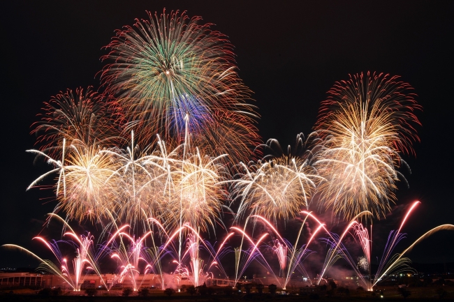 cocorume_event's tweet photo. 【2026年開催47都道府県花火大会一覧】
(日程は一部予定のものがあります)
ここにはないあなたのオススメの花火大会があったらコメントで教えて下さい✨

【関東】
5月30日(土)：足立の花火（東京都）
7月10日(金)：鎌倉花火大会（神奈川県）
7月21日(火)：葛飾納涼花火大会（東京都）
7月25日(土)：隅田川花火大会（東京都）
7月25日(土)：さいたま市花火大会（埼玉県）
7月26日(日)：小山の花火（栃木県）
8月1日(土)：足利花火大会（栃木県）
8月1日(土)：あげお花火大会（埼玉県）
8月1日(土)：幕張ビー���花火フェスタ2026（千葉県）
8月1日(土)：手賀沼花火大会（千葉県）
8月1日(土)：江戸川区花火大会（東京都）
8月1日(土)：あつぎ鮎まつり大花火大会（神奈川県）
8月3日(月)：みなとみらいスマートフェスティバル 2026（神奈川県）
8月8日(土)：うつのみや花火大会（栃木県）
8月8日(土)：前橋花火大会（群馬県）
8月8日(土)：熊谷花火大会（埼玉県）
8月15日(土)：木更津港まつり 特大花火大会（千葉県）
8月22日(土)：高崎まつり大花火大会（群馬県）
9月19日(土)：利��川大花火大会（茨城県）
10月17日(土)：ちくせい花火大会（茨城県）
10月17日(土)：多摩川花火大会（神奈川県）
10月24日(土)：東京湾大華火祭（東京都）
11月7日(土)：土浦全国花火競技大会（茨城県）
12月3日(木)：秩父夜祭 大戸瀬の打上げ（埼玉県）

【北海道・東北】
7月25日(土)：ふくしま花火大会（福島県）
7月31日(金)：道新・UHB花火大会（北海道）
8月1日(土)：函館港まつり 舟漕ぎ行事・花火大会（北海道）
8月5日(水)：仙台七夕花火祭（宮城県）
8月7日(金)：青森ねぶた祭協賛 青森花火大会（青森県）
8月13日(木)：勝毎花火大会（北海道）
8月16日(日)：盛岡舟っこ流し（岩手県）
8月29日(土)：全国花火競技大会「大曲の花火」（秋田県）
9月12日(土)：酒田の花火 2026（山形県）

【中部・北陸】
4月26日(日)：熱海海上花火大会（静岡県）
7��20日(月祝)：海の日名古屋みなと祭（愛知県）
7月26日(日)：豊田おいでんまつり花火大会（愛知県）
8月1日(土)：北日本新聞納涼花火大会（富山県）
8月1日(土)：北國新聞花火大会 金沢大会（石川県）
8月1日(土)：岡崎城下家康公夏まつり花火大会（愛知県）
8月2日・3日：長岡まつり大花火大会（新潟県）
8月7日(金)：神明の花火大会（山梨県）
8月8日(土)：ぎふ長良川花火大会（岐阜県）
8月15日(土)：諏訪湖祭湖上花火大会（長野県）
8月16日(日)：とうろう流しと大花火大会（福井県）

【近畿】
7月18日(土)：伊勢神宮奉納全国花火大会（三重県）
7月21日(火)：おんぱら祭奉納花火大会（奈良県）
7月25日(土)：桑名水郷花火大会（三重県）
7月25日(土)：津花火大会 2026（三重県）
7月25日(土)：天神祭奉納花火 2026（大阪府）
7月25日(土)：芦屋サマーカーニバル（兵庫県）
8月6日(木)：2026 びわ湖大花火大会（滋賀県）
8月10日(月)：南紀白浜花火フェスタ（和歌山県）
8月11日(火祝)：亀岡平和祭保津川市民花火大会（京都府）
8月16日(日)：宮津燈籠流し花火大会（京都府）
8月16日(日)：紀の川祭（奈良県）
9月20日(��)：姫路みなと祭海上花火大会（兵庫県）
10月17日(土)：なにわ淀川花火大会（大阪府）
10月19日〜23日：みなとHANABI-2026-（兵庫県）

【中国・四国】
8月1日・2日：2026 松江水郷祭湖上花火大会（島根県）
8月2日(日)：松山港まつり・三津浜花火（愛媛県）
8月7日(金)：鳴門市納涼花火大会（徳島県）
8月9日(日)：高知市納涼花火大会（高知県）
8月13日(木)：関門海峡花火大会（山口県）
8月13日(木)：さぬき高松まつり花火大会（香川県）
8月15日(土)：鳥取しゃんしゃん祭花火（鳥取県）
8月15日(土)：福山夏まつり あしだ川花火大会（広島県）
8月22日(土)：おかやま桃太郎まつり（岡山県）

【九州・沖縄】
4月11日(土)：琉球海炎祭（沖縄県）
4月18日(土)：Fukuoka東区花火大会（福岡県）
5月2日(土)：ハウステンボス スペシャル花火（長崎県）
7月26日(日)：べっぷ火の海まつり納涼花火大会（大分県）
8月1日(土)：佐賀城下栄の国まつり花火（佐賀県）
8月1日(土)：みやざき納涼花火大会（宮崎県）
8月5日(水)：筑後川花火大会（福岡県）
8月22日(土)：鹿児島国際競技花火大会（鹿児島県）
10月17日(土)：やつしろ全国花火競技大会（熊本県）
10月24日(土)：くきのうみ花火の祭典（福岡県）