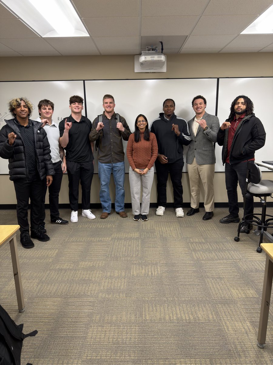 BowlesJaxon's tweet photo. Great day to be a hornet🐝@esuhornetsfb #dressforsuccess https://t.co/MnRKTBatj2