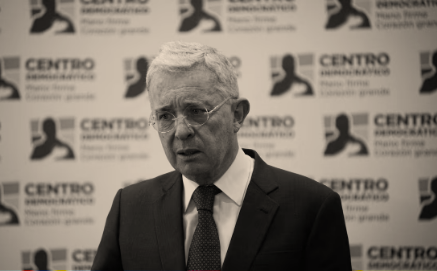 El último reporte oficial demuestra que el Centro Democrático de Álvaro Uribe y Paloma Valencia recibió ingresos anuales por 17 mil millones. Increíble que el partido opositor a las reformas sociales, reciba todo ese dinero. Se enriquecen y además niegan los derechos de la gente.
