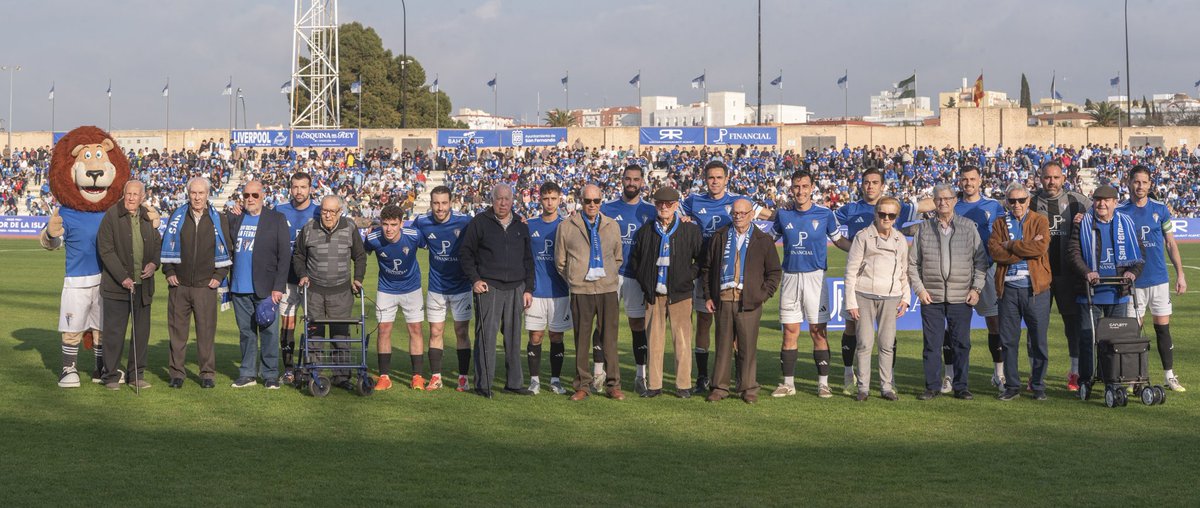 🏆💙 𝑬𝒍 𝑪𝒍𝒖𝒃 𝒅𝒆 𝒕𝒐𝒅𝒂 𝒍𝒂 𝒗𝒊𝒅𝒂. 

🦁 Socios nacidos entre 1931 y 1940 saltaron al campo con nuestros jugadores 𝒆𝒏 𝒖𝒏 𝒅𝒊́𝒂 𝒑𝒂𝒓𝒂 𝒍𝒂 𝒉𝒊𝒔𝒕𝒐𝒓𝒊𝒂. 

#CDSanFernando1940