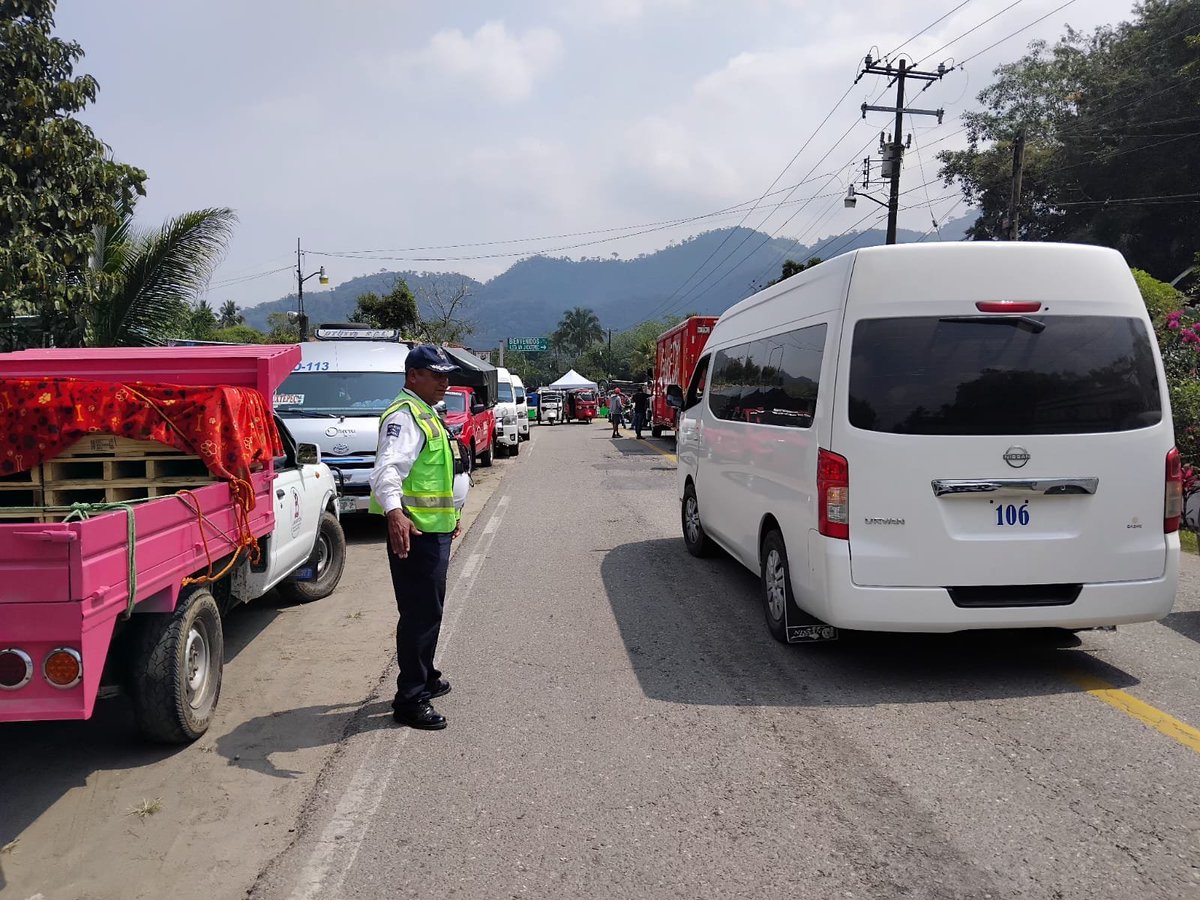 PolVial_GobOax's tweet photo. 🔴#ReporteVial Afectación a la vialidad por manifestantes en el km 29 de la carretera federal 175, tramo #ValleNacional–#Tuxtepec, a la altura del puente vehicular de Santa María #Jacatepec. #Oaxaca https://t.co/luj37PEFwi