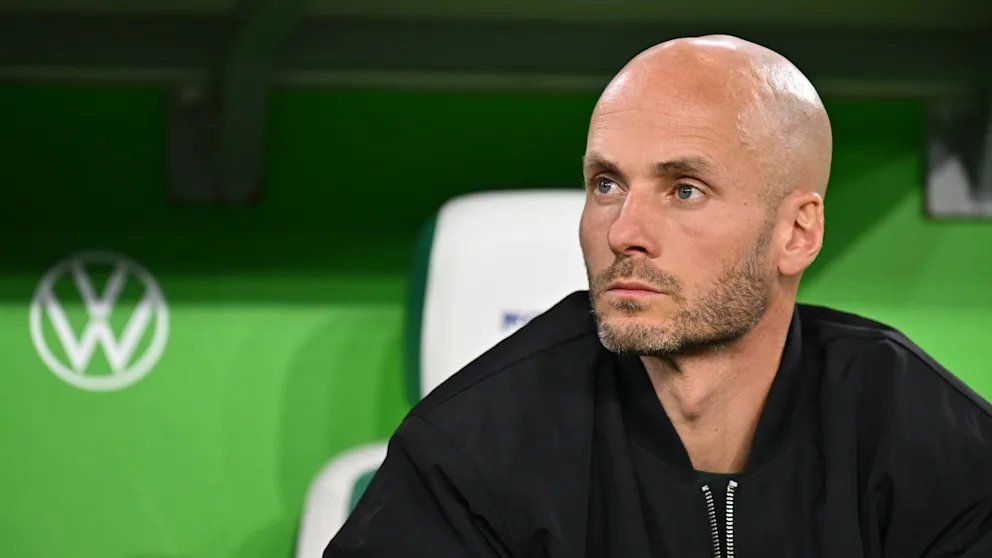 oranjefussball's tweet photo. Paul #Simonis (früher: VfL Wolfsburg, Go Ahead Eagles) wird nicht neuer Cheftrainer beim #FCTwente - das berichtet René Wagelaar von Online-Podcast "VoetbalTijd". Der Vertrag von John van den Brom läuft zum Saisonende aus und eine Vertragsverlängerung ist auch möglich. https://t.co/ekojPnCbrX