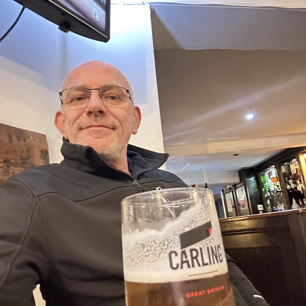 ShaunAshmore2's tweet image. Fallen! 😂 George decided he needed a walk 🤷‍♂️😬🙄🤣 #pub #Cheers #upyabum