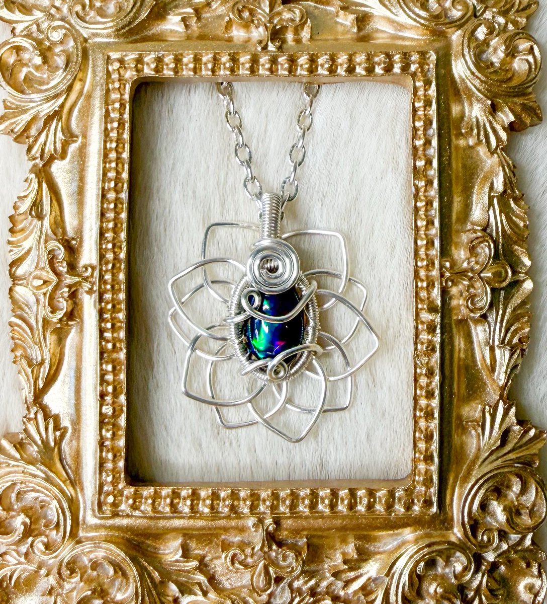 mildhippie's tweet photo. black opal sunflower pendant is so peak 🌈🖤

“sunset at the sea” collection coming to my shop Thursday 3/05 at 8pm eastern time 🌞🌊 https://t.co/QXK4zIrljj