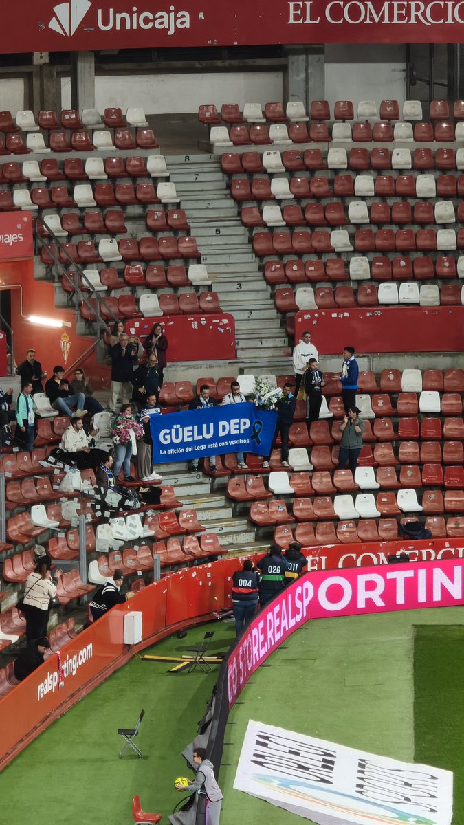 ♥️ Honor absoluto a los aficionados del Leganés que se han vuelto a desplazar al Molinón, y además, con esta bonita pancarta, luego hay que escuchar que el fútbol son 11 tíos corriendo detrás de un balón.