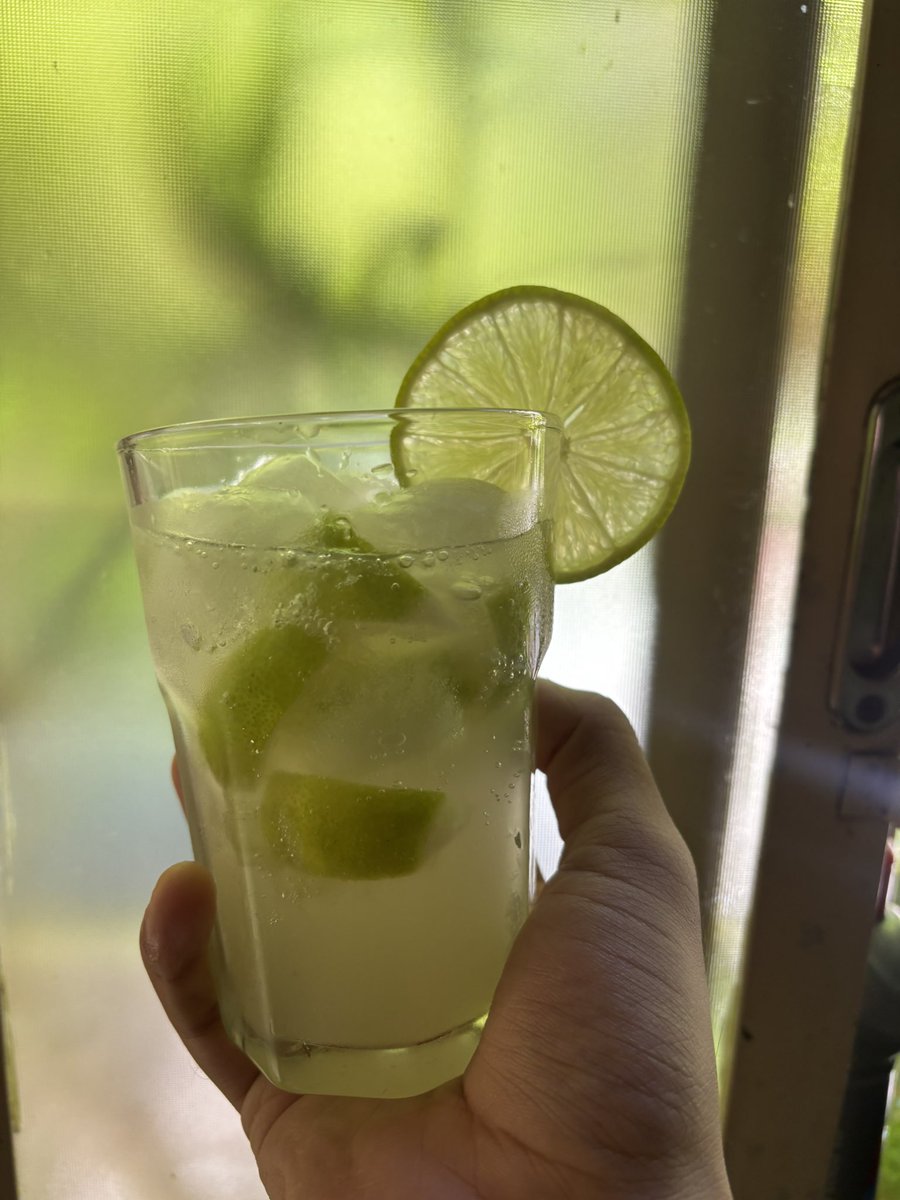 omarqueskaw's tweet photo. Amando o curso de Bartender, dia 7 pego a primeira festa, até que to tranquilo!! 

Olha que linda essa Caipirinha que fiz hoje https://t.co/9Te3uzQWwN