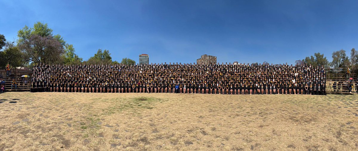 DerechoUNAMmx's tweet photo. Celebramos más que una generación, historias de esfuerzo, amistades que se volvieron familia y sueños que comienzan a tomar forma. 📷📷
Cada fotografía guarda años de estudio, desvelos y convicciones firmes que nacieron en las aulas de nuestra querida Facultad de Derecho. https://t.co/vFzthy7pNa
