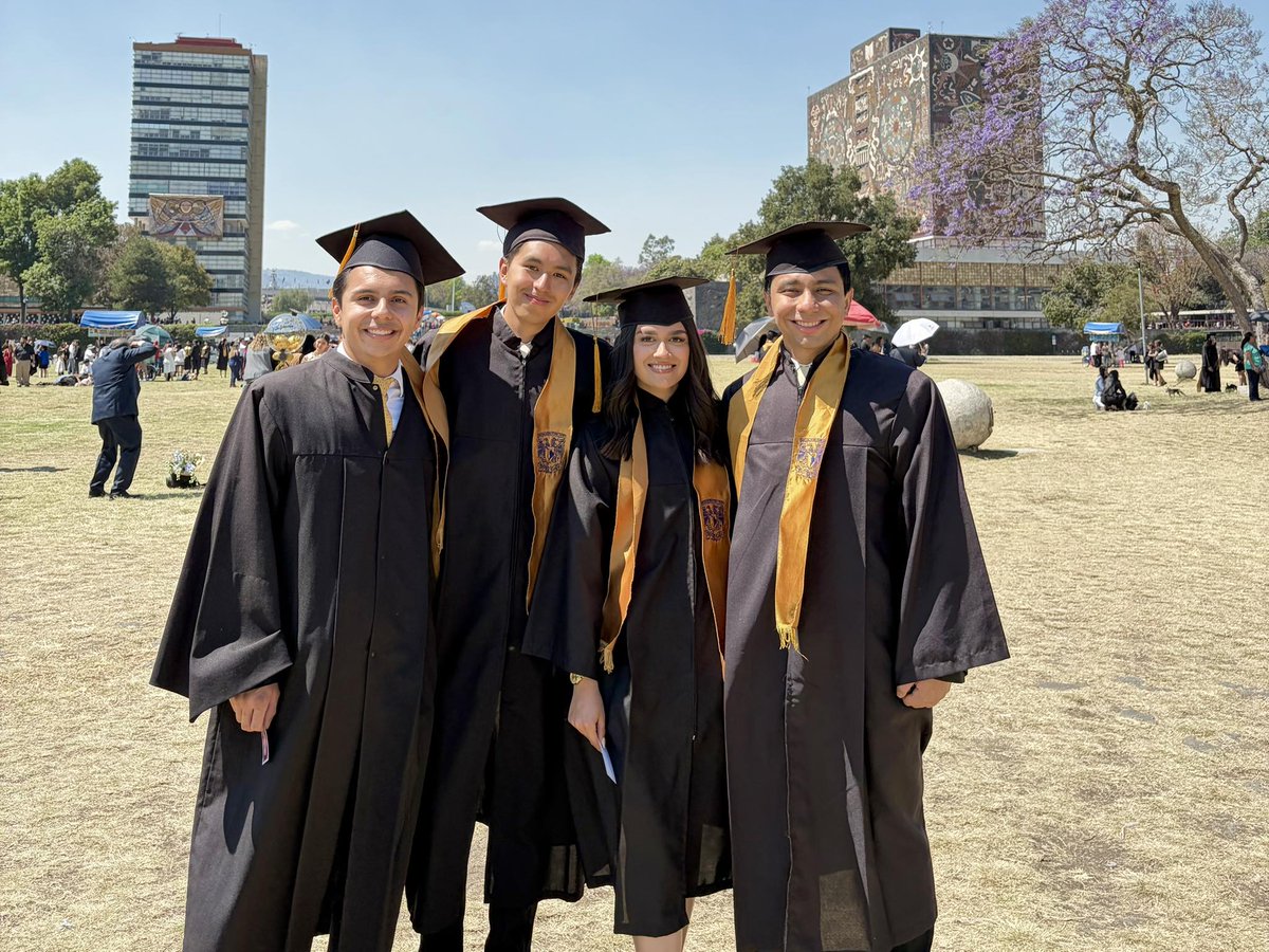 DerechoUNAMmx's tweet photo. Celebramos más que una generación, historias de esfuerzo, amistades que se volvieron familia y sueños que comienzan a tomar forma. 📷📷
Cada fotografía guarda años de estudio, desvelos y convicciones firmes que nacieron en las aulas de nuestra querida Facultad de Derecho. https://t.co/vFzthy7pNa