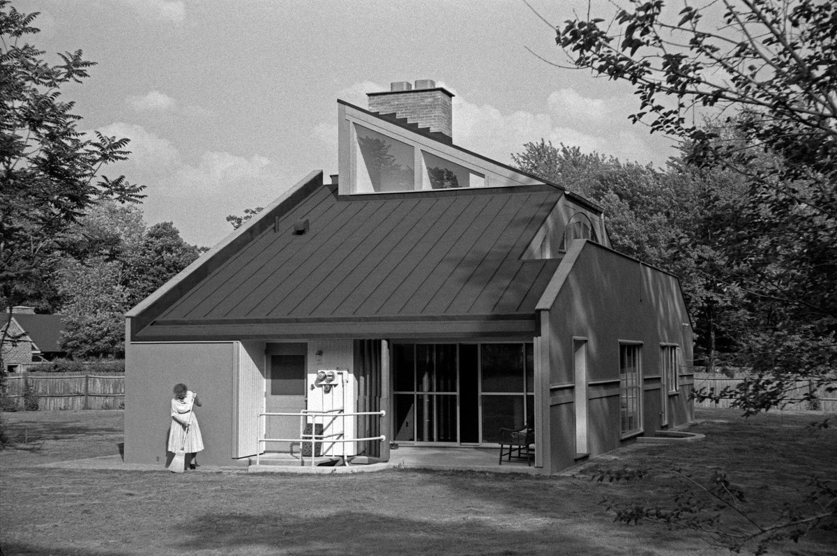 archinerds's tweet photo. Vanna Venturi House, Robert Venturi, Chestnut Hill, Philadelphia, Pennsylvania, USA, 1964.
#architecture #archinerds #VannaVenturiHouse #RobertVenturi #Postmodernism https://t.co/HCaL3BeLT9