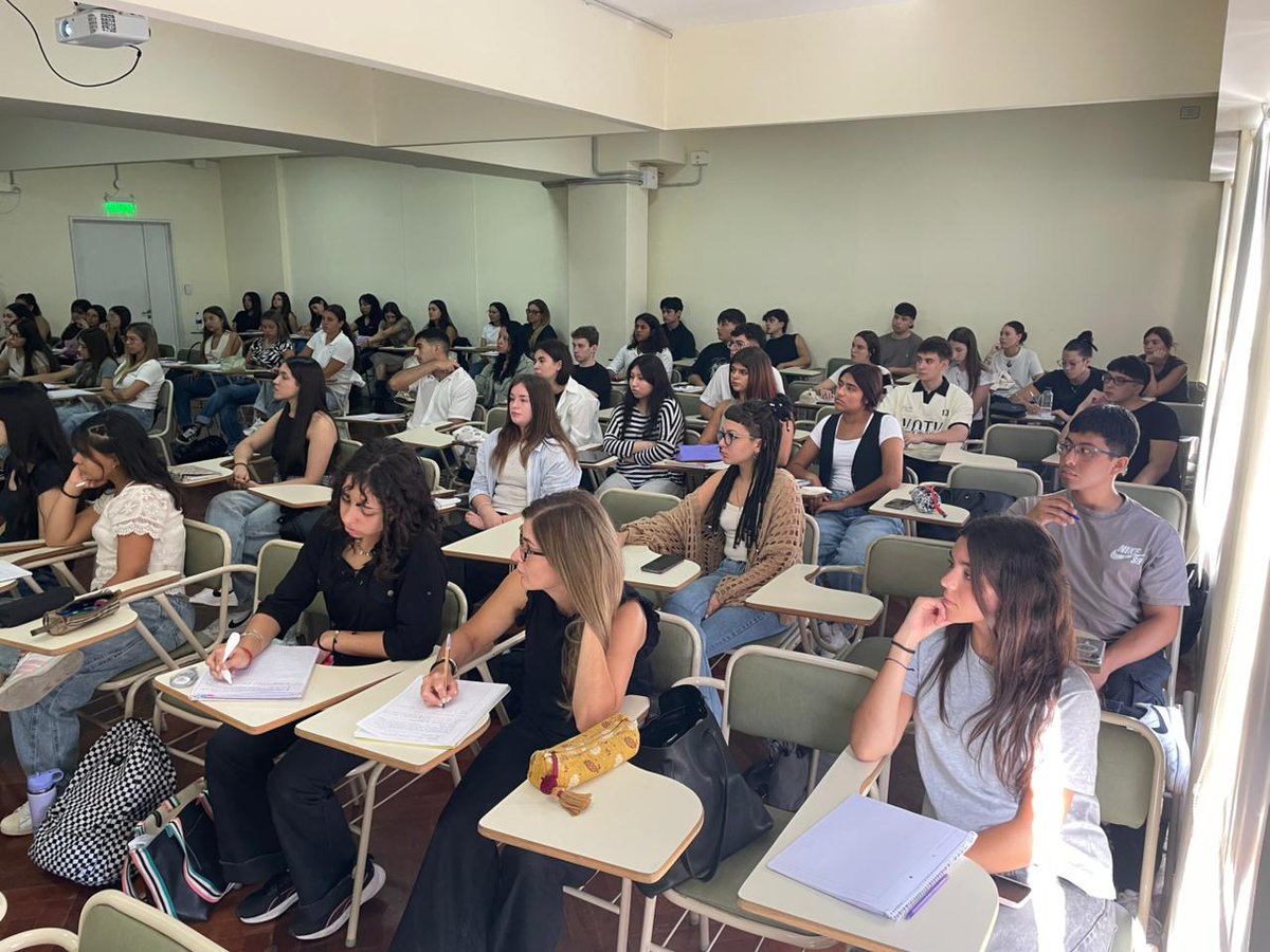 unifavaloro's tweet image. 🙌Bienvenidos a nuestros alumnos de grado que inician este nuevo ciclo lectivo 🤩

Las aulas vuelven a llenarse de aprendizajes y proyectos. ¡Qué alegría recibirlos! 💻✨

#CicloLectivo2026 #Clases #Universidad #UniversidadFavaloro