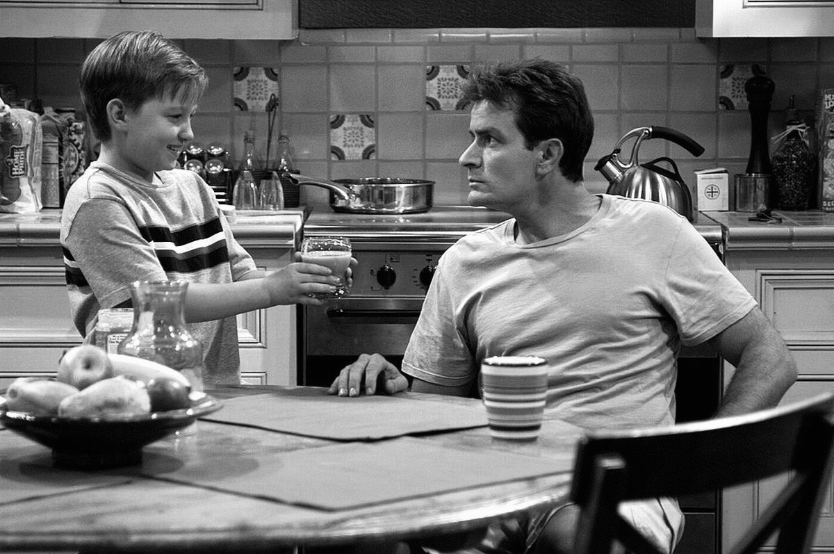 Minha masculinidade foi moldada quando eu assistia Dois Homens e Meio de madrugada, na infancia