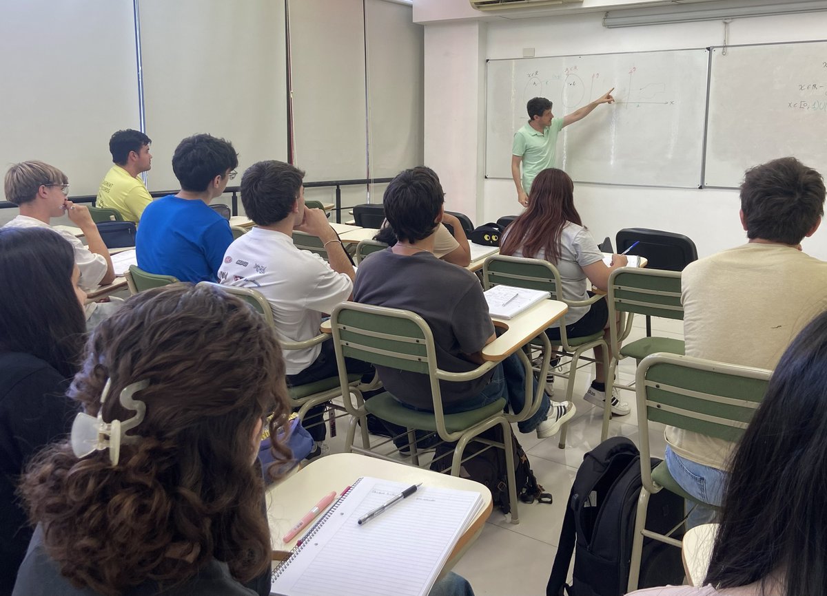 unifavaloro's tweet image. 🙌Bienvenidos a nuestros alumnos de grado que inician este nuevo ciclo lectivo 🤩

Las aulas vuelven a llenarse de aprendizajes y proyectos. ¡Qué alegría recibirlos! 💻✨

#CicloLectivo2026 #Clases #Universidad #UniversidadFavaloro