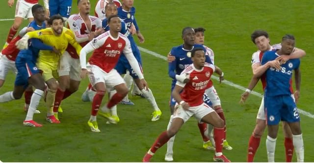 LyesBouzidi10's tweet photo. Just clean some of this off the ball stuff up. I don’t think I’m asking for something unreasonable here!

Far less contact outside the box gets penalized these days in the Premier League. https://t.co/olZWMiVGU9