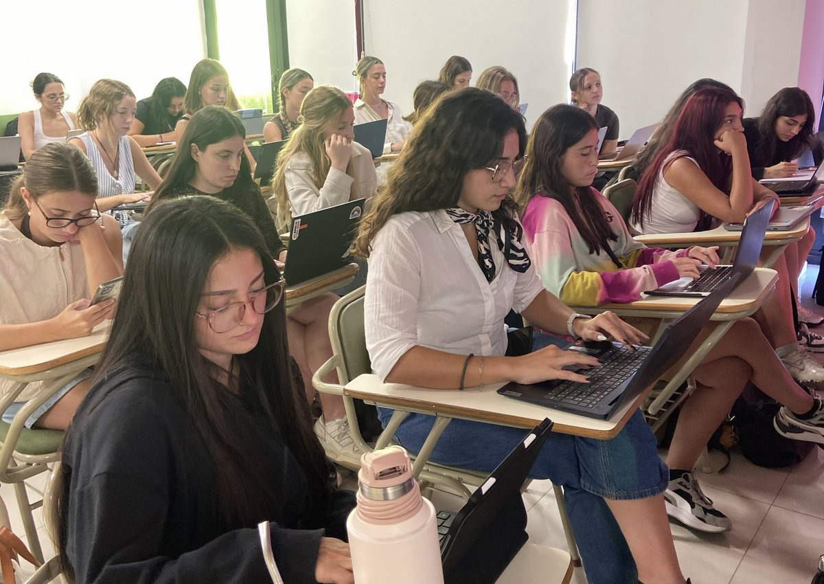 unifavaloro's tweet image. 🙌Bienvenidos a nuestros alumnos de grado que inician este nuevo ciclo lectivo 🤩

Las aulas vuelven a llenarse de aprendizajes y proyectos. ¡Qué alegría recibirlos! 💻✨

#CicloLectivo2026 #Clases #Universidad #UniversidadFavaloro