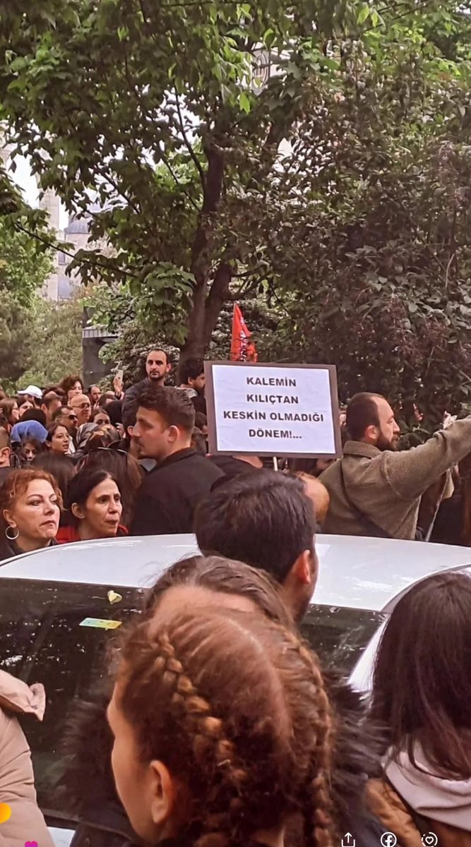 M1903KK's tweet photo. Öğretmenlerin maaş ve tatilini konuşup duruyordunuz. Bir öğretmen daha okulda bıçaklanarak öldürüldü. Bunu da biraz konuşsanıza! https://t.co/JCerWOkQoG