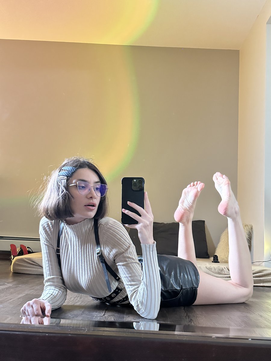 Soft feet, dirty thoughts 😈