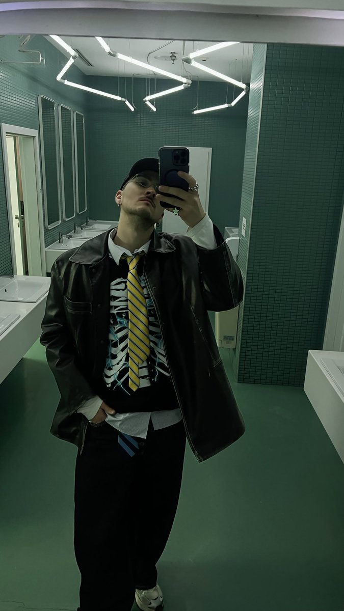 хтивий філософ tweet media