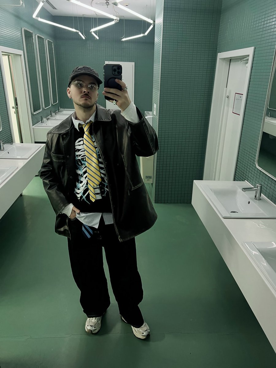 хтивий філософ tweet media