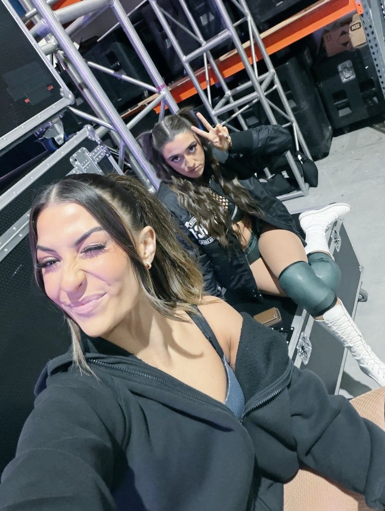 Z A R I A H tweet media