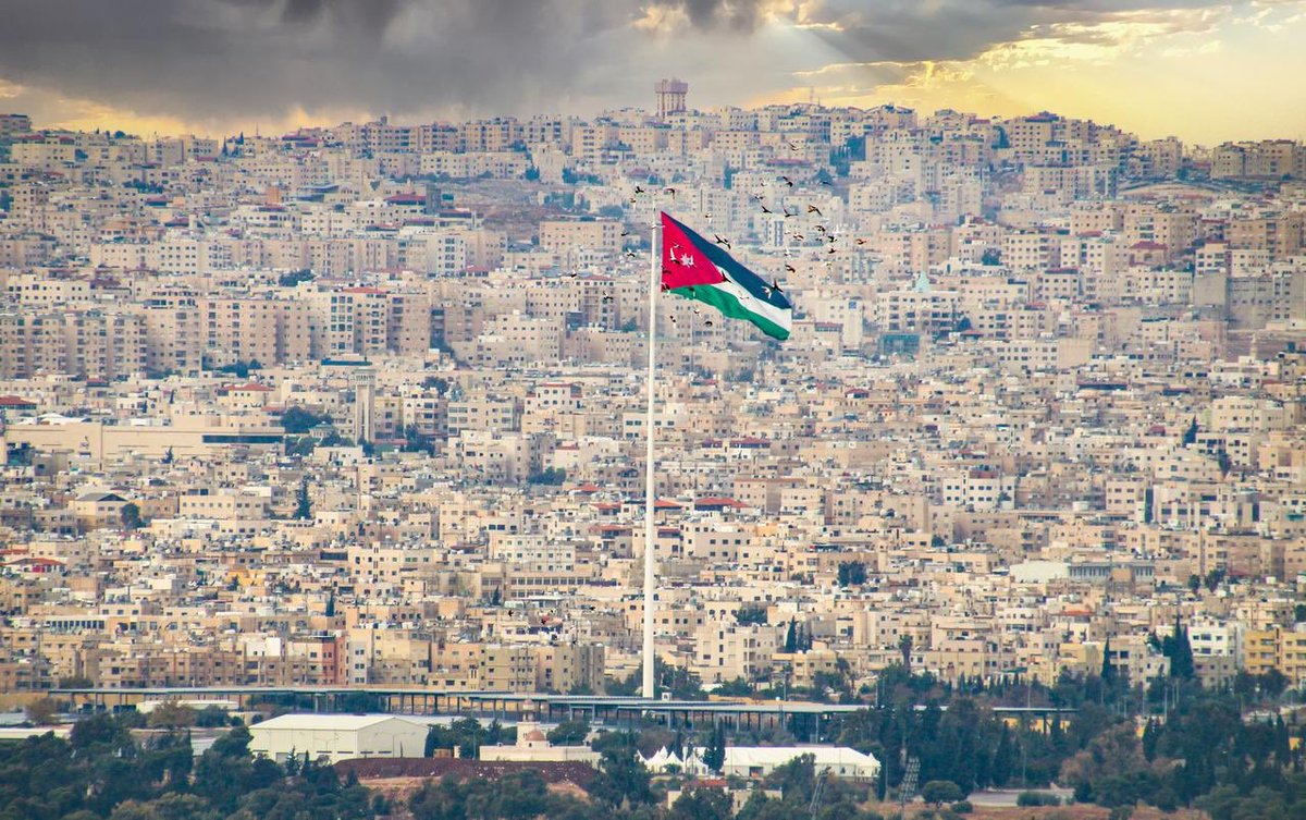 Moath1981's tweet photo. قَدْ تُكْسِفُ الشَّمْسُ إِذْ يَخْفَى تَوَهُّجُهَا
وَوَهْجُ حُسْنِكِ يَا عَمَّانُ مَا كُسَفَ
#يوم_مدينة_عمان
#AmmanCityDay https://t.co/7fb3mH7sTE