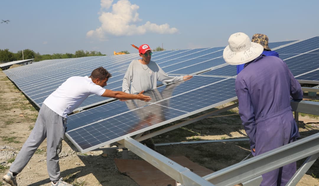 AlisAzahares's tweet photo. #GuantánamoSeLevanta Los parques solares continúan expandiéndose como parte de la estrategia para diversificar la matriz energética y aprovechar fuentes renovables, "El Algarrobo", con una capacidad instalada de 21,8 MW, actualmente se acelera el montaje de paneles fotovoltaicos. https://t.co/aVvz5Jgsq5