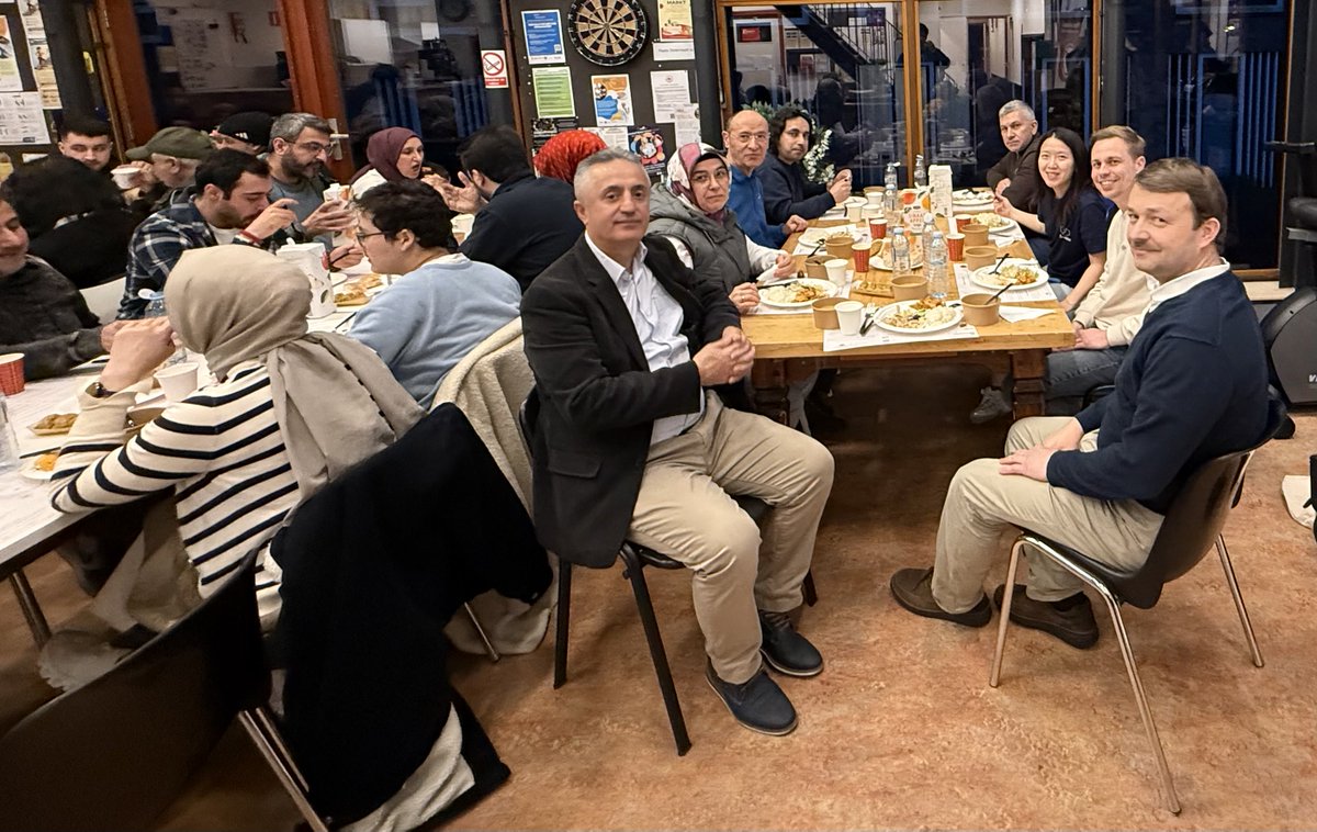 Amsterdam’da, Het Anker semtevinde düzenlenen iftarda farklı kültür ve dinlerden insanlar bir araya geldi. “Ne kadar barış içinde yaşarsak, insan onurunu o kadar koruruz” mesajıyla birlik ve dayanışmanın önemi vurgulandı. katılımcılar  iftarın seneye de devam etmesini istediler.