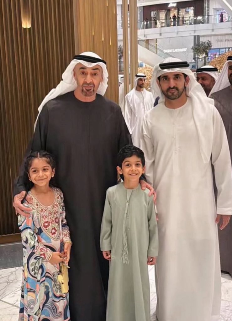 رئيس الدولة و وزير الدفاع في دبي مول يتقهوون بعد الفطور ♥️

قمة الطمئنينة