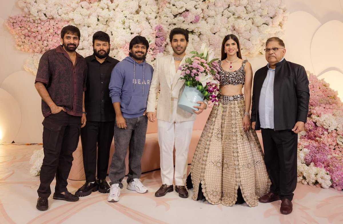 telugufilmnagar's tweet image. #AnilRavipudi, #GopichandMalineni, #Thaman, #Vassishta, #Sunil, #Brahmaji and #PriyaDarshi graced #AlluSirish &amp;amp; Nayanika’s Pre-Wedding Reception. ❤️

#TeluguFilmNagar