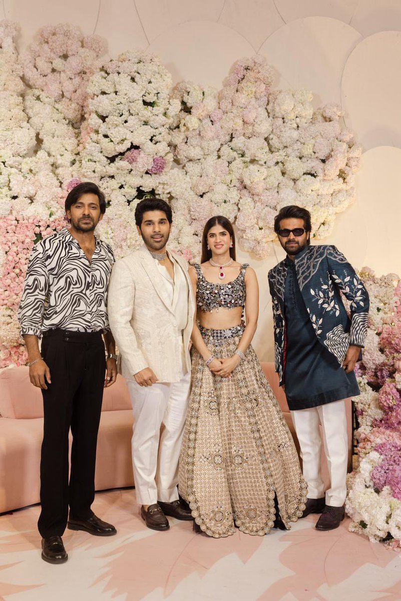 telugufilmnagar's tweet image. #AnilRavipudi, #GopichandMalineni, #Thaman, #Vassishta, #Sunil, #Brahmaji and #PriyaDarshi graced #AlluSirish &amp;amp; Nayanika’s Pre-Wedding Reception. ❤️

#TeluguFilmNagar