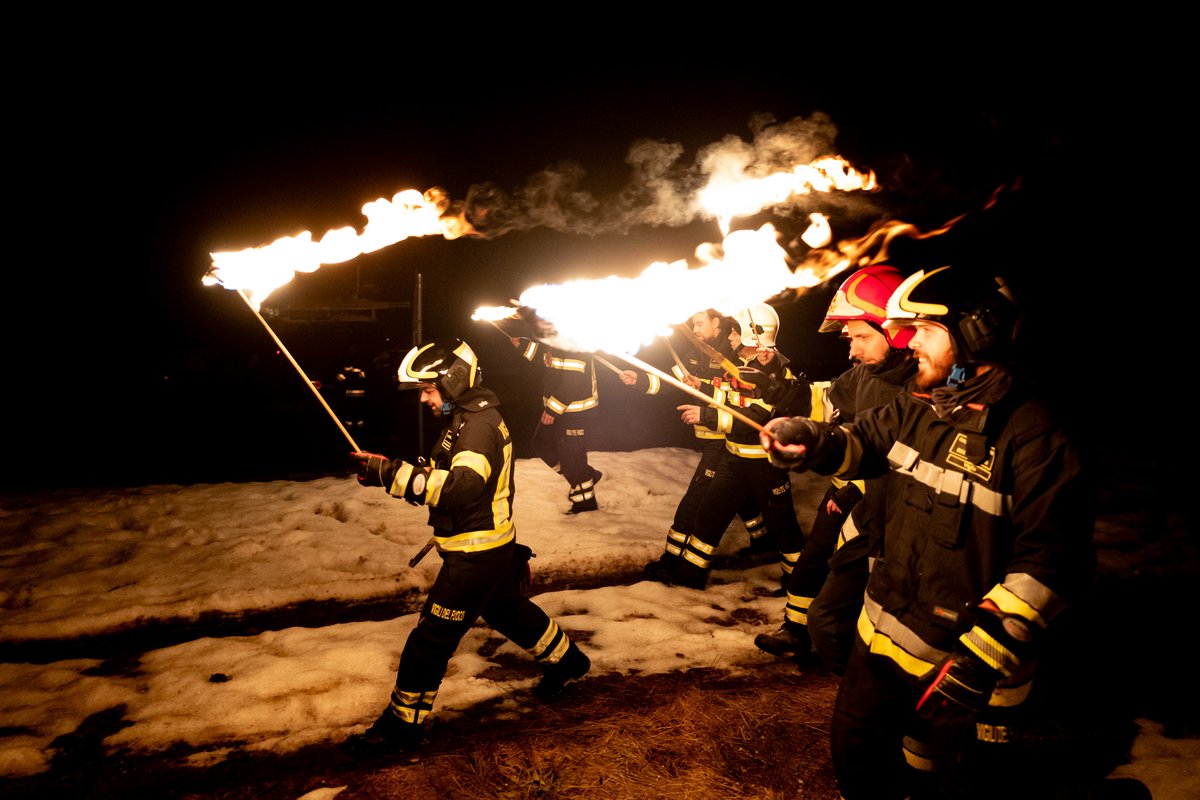 MatteoFesti's tweet photo. A Luserna, sull’Alpe Cimbra, torna Bruciamo il Marzo. Un’antica tradizione di origine pagana, carica di significati: il fuoco brucia la cattiva stagione e allo stesso tempo, il calore delle fiamme riscalda madre terra, annunciando la primavera
#Luserna #alpecimbra  #visittrentino https://t.co/S8cgKwfGgO